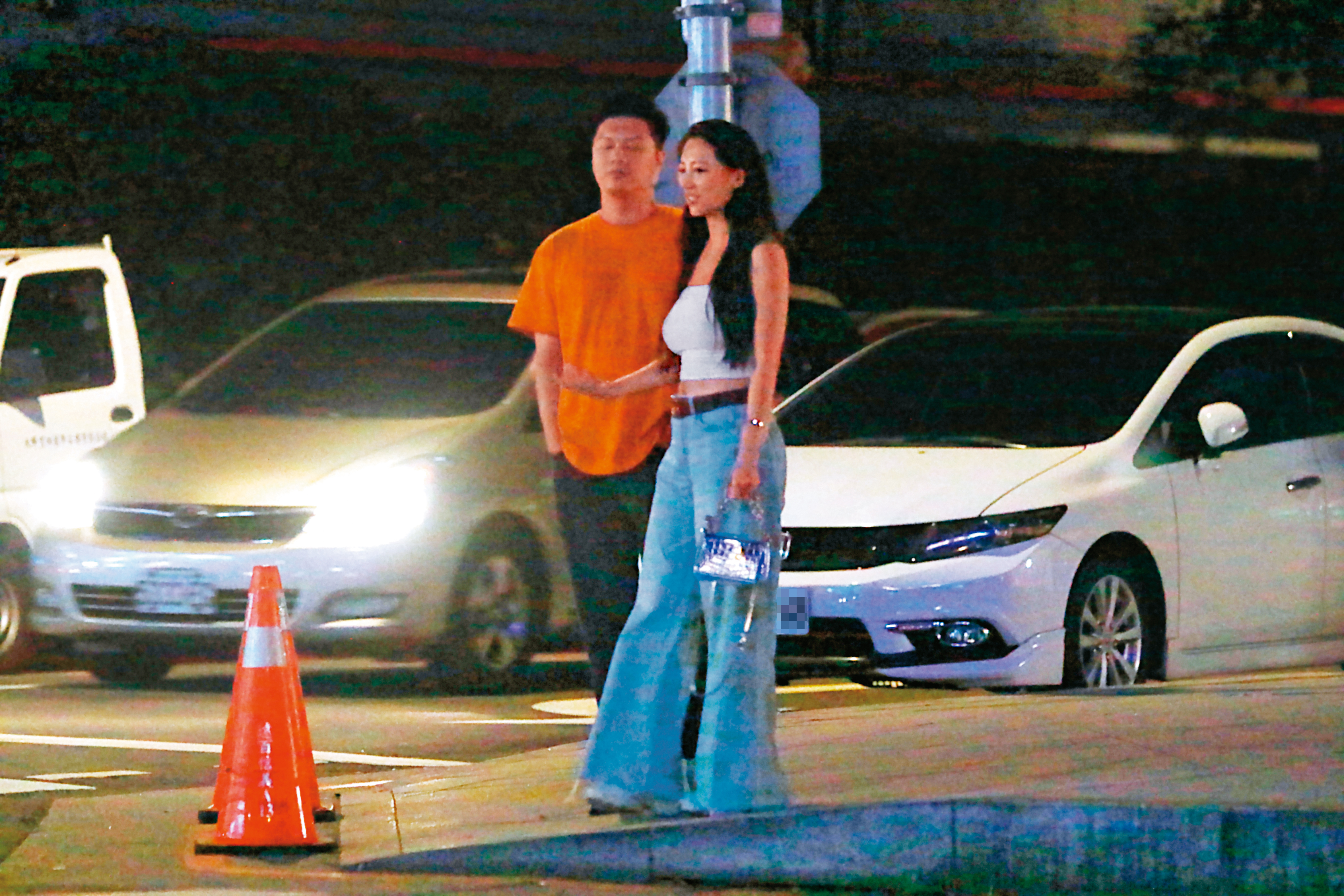 01：37 看完電影，林采緹（右）與男友（左）在路邊攔計程車，準備返家。