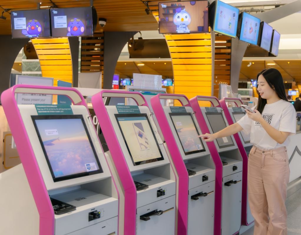 因應耶誕至跨年的航空旅運人潮,機場公司呼籲旅客善用網路/自助報到,預先確認安檢注意事項。(桃機公司提供)