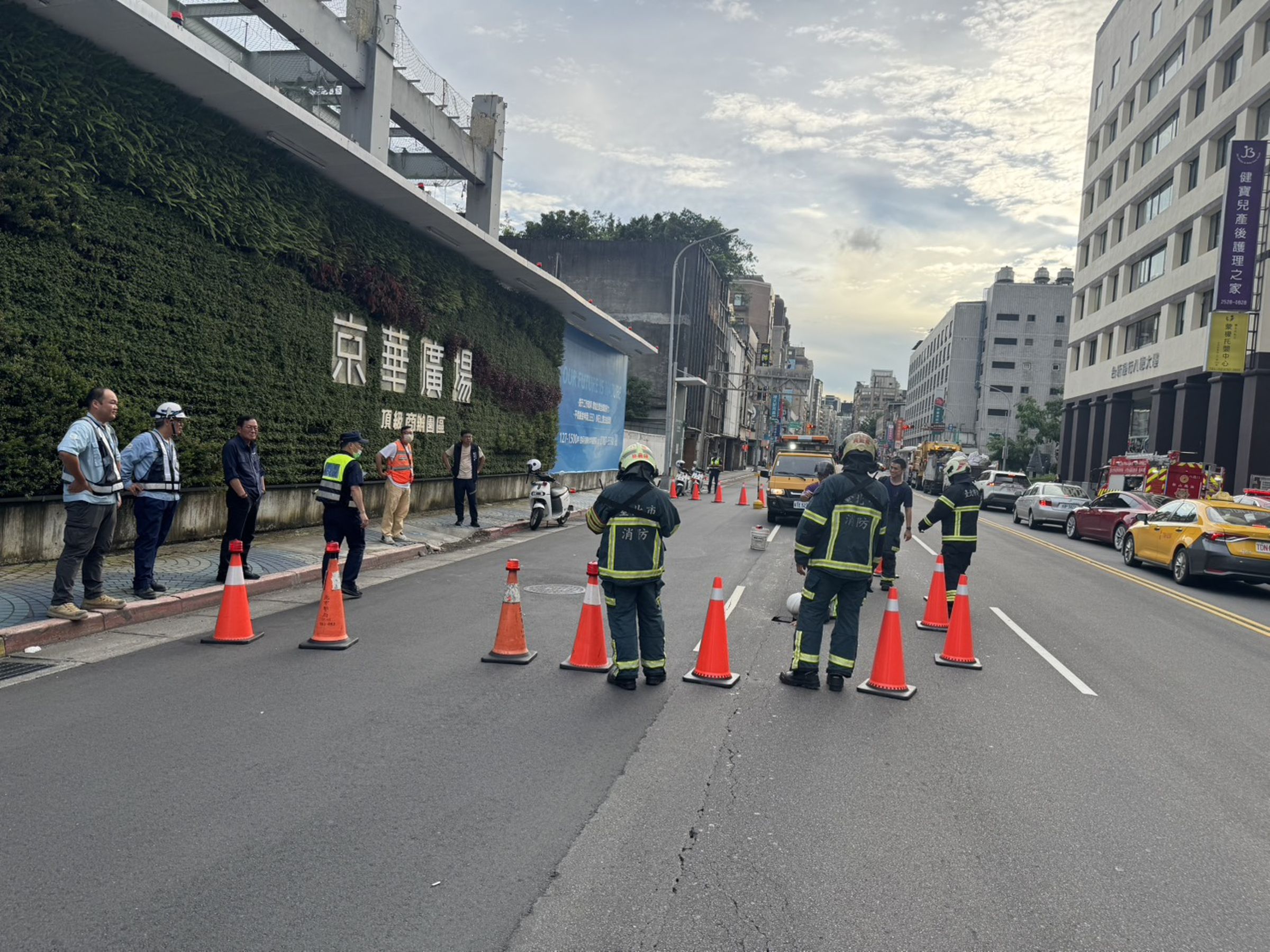 京華城基地前「路面塌陷」。(警方提供)