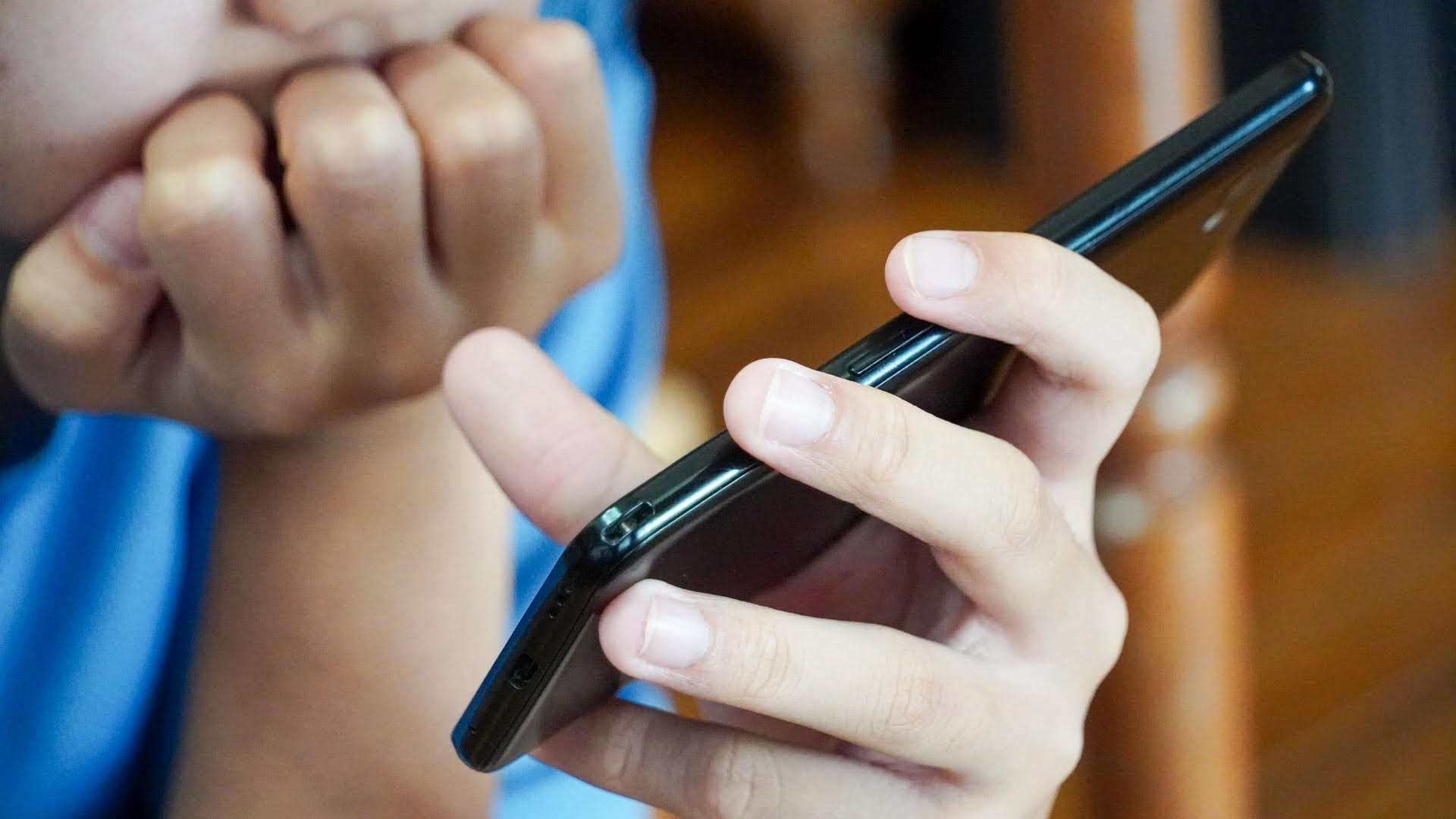 許多中國年輕人瘋看微短劇紓壓，無腦看霸道總裁等甜寵劇成王道。（示意圖，photoAC）