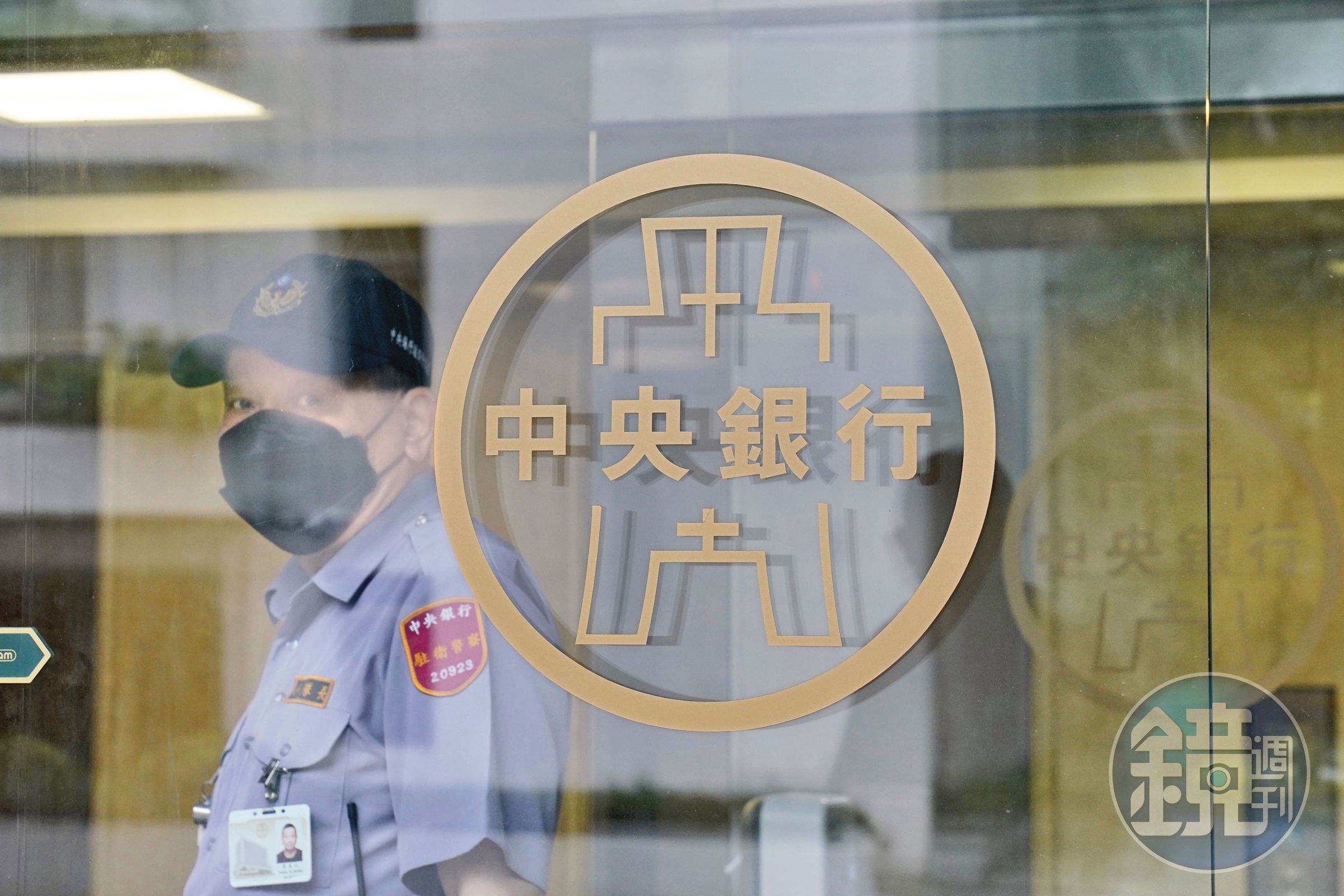 新台幣上週五到本週一大暴衝，更摜破30元大關，央行護盤力道不大，似乎頗顧忌美國，有意放手讓新台幣猛升。