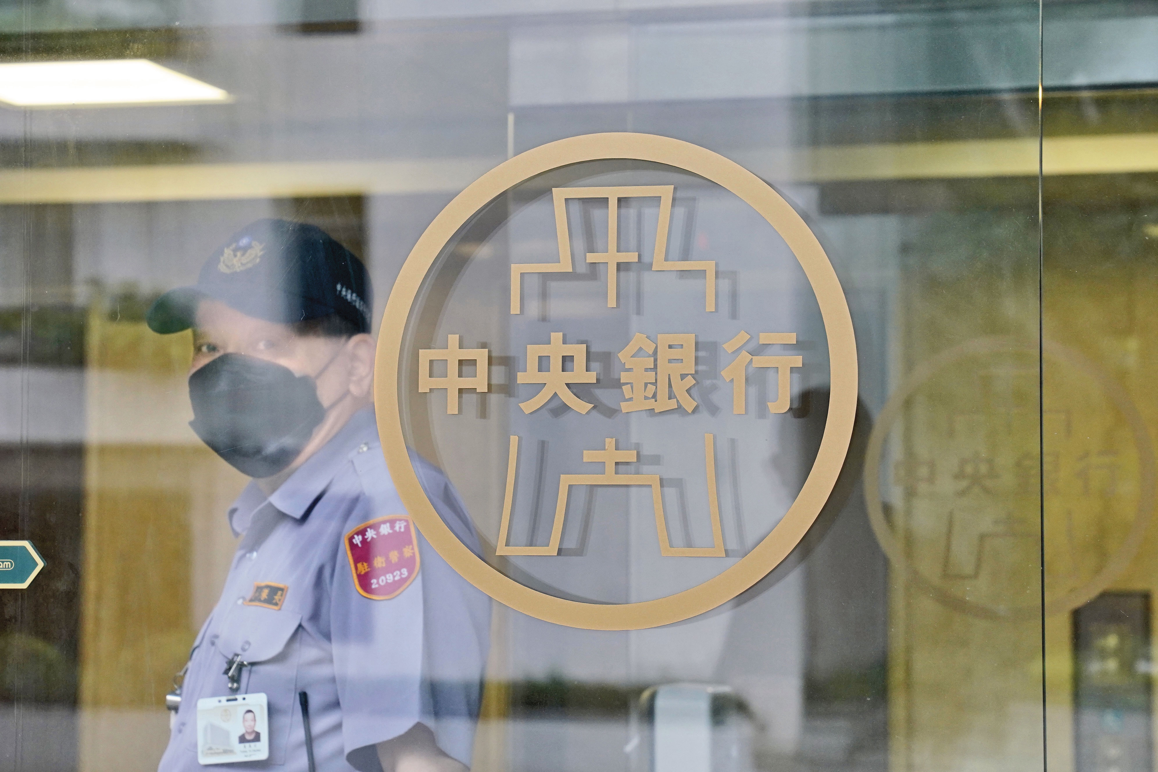 新台幣上週五到本週一大暴衝，更摜破30元大關，央行護盤力道不大，似乎頗顧忌美國，有意放手讓新台幣猛升。