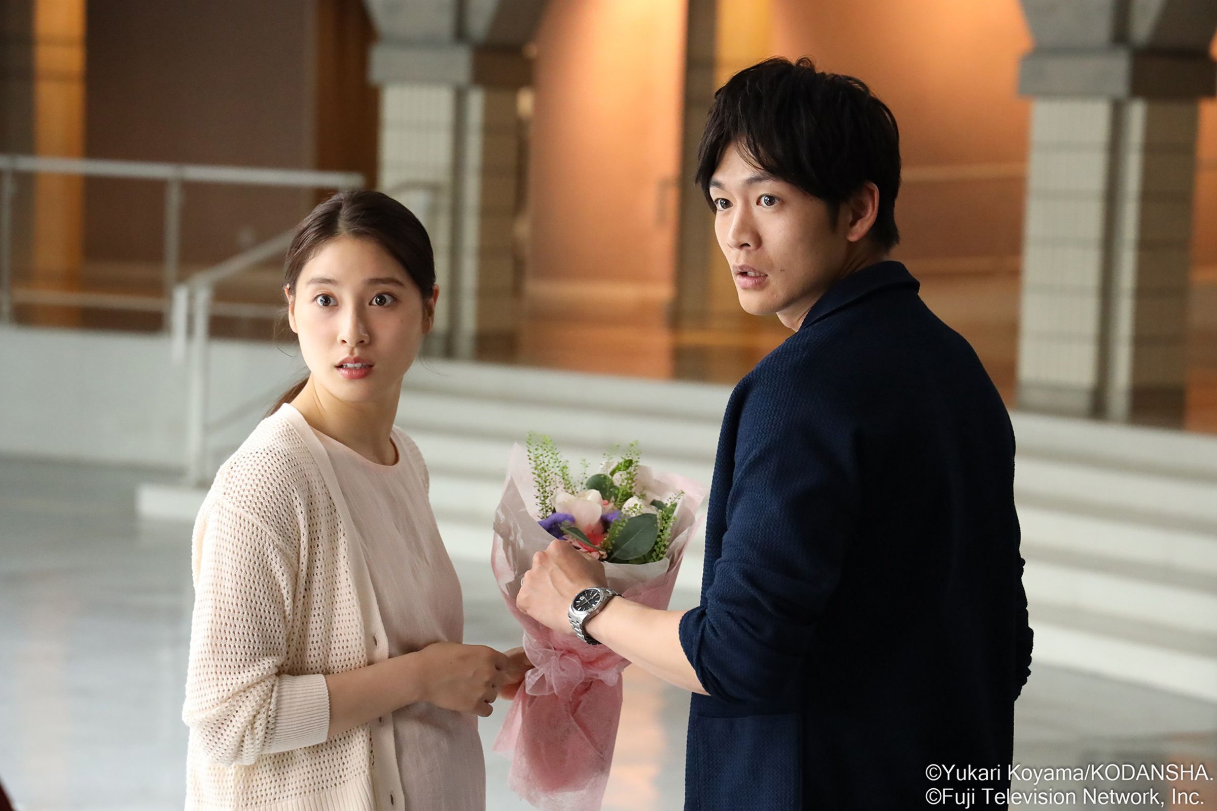 土屋太鳳(左)與松下洸平主演的《麻煩一族》描繪上流家庭的紛爭,主題曲為milet創作的〈Walkin' in My Lane〉。(friDay影音提供)