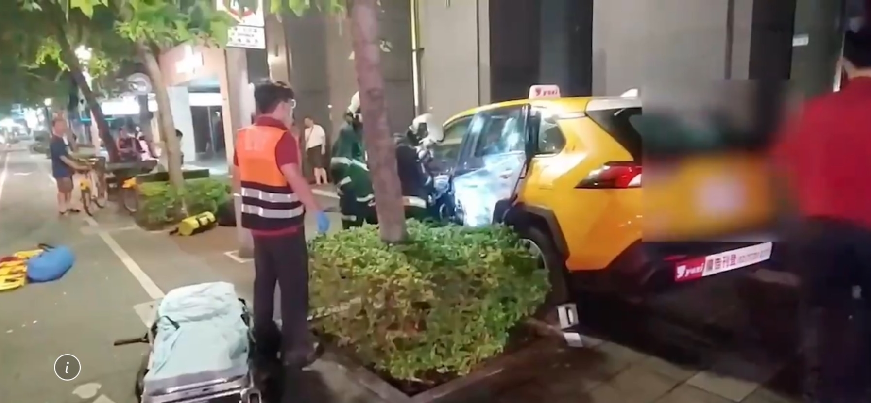 計程車駕駛不明原因暴衝人行道，導致2單車騎士受傷。（翻攝畫面）