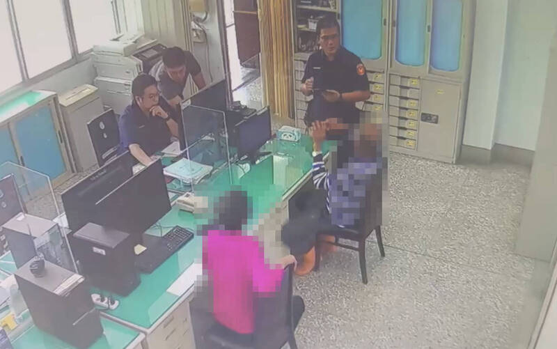 彰化簡姓農民接到詐團假警察電話，本急著匯款千萬，幸好其妻趕緊把他帶到派出所找真警察求證。（警方提供）