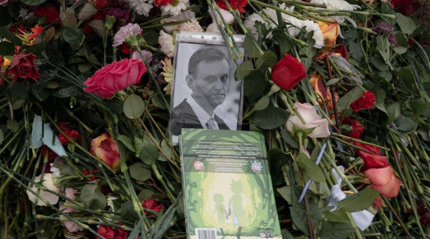 俄反對派領袖納瓦尼獄中猝逝,傳出支持者上街哀悼被拘捕的消息。(翻攝自OVD-Info)