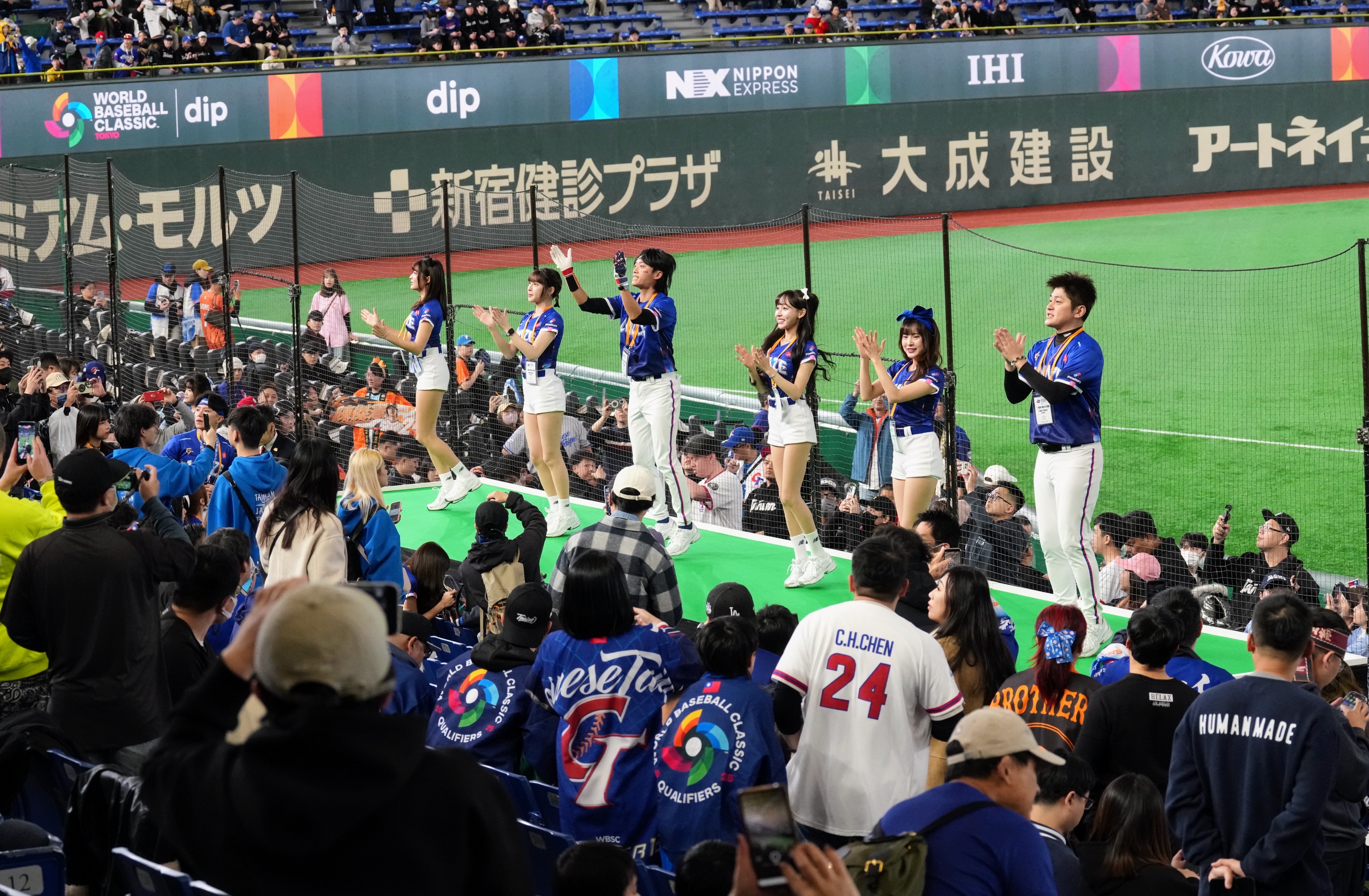 由峮峮、林襄領軍的最強12名啦啦隊已在東京巨蛋應援區就位。