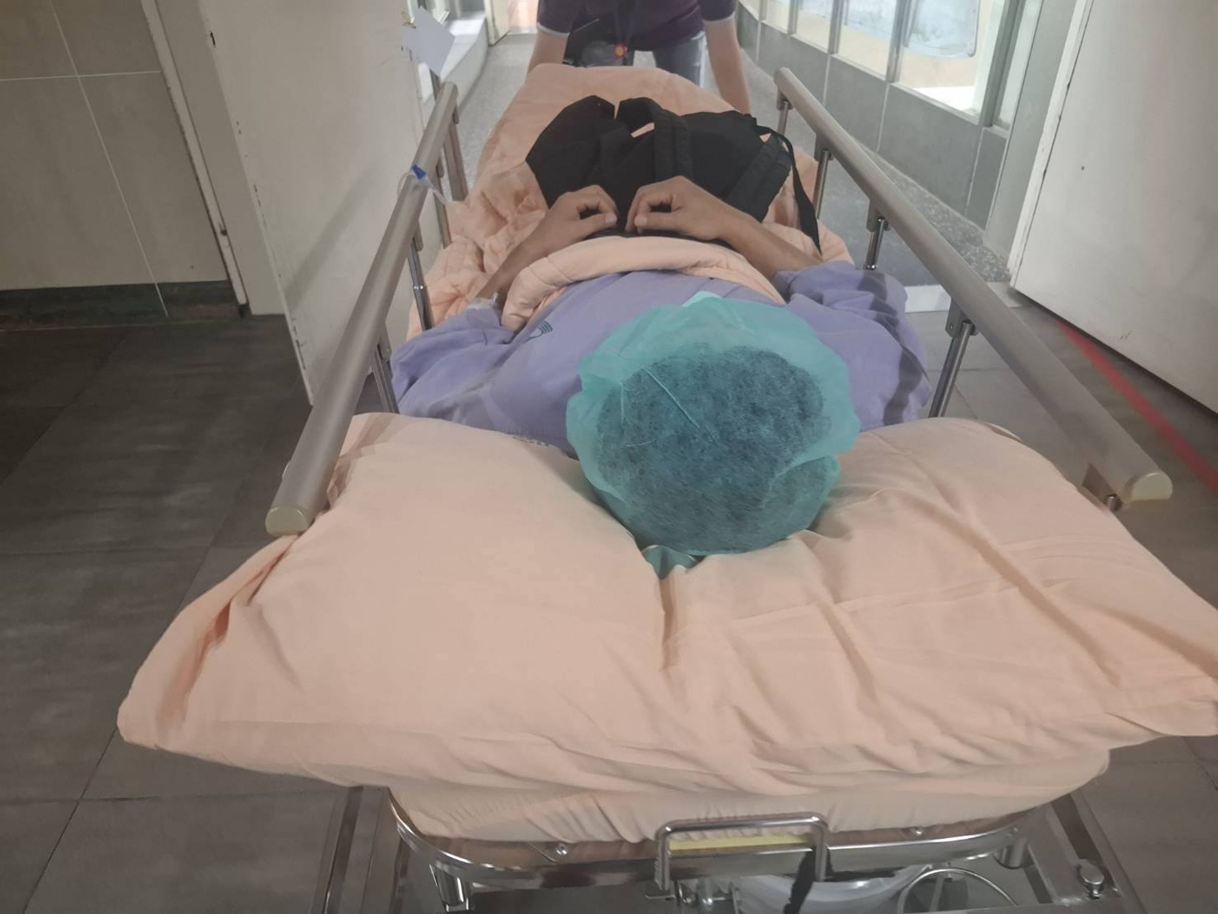 李康生被推進心導管室準備接受支架手術，蔡明亮始終在手術室外等待。（蔡明亮臉書）