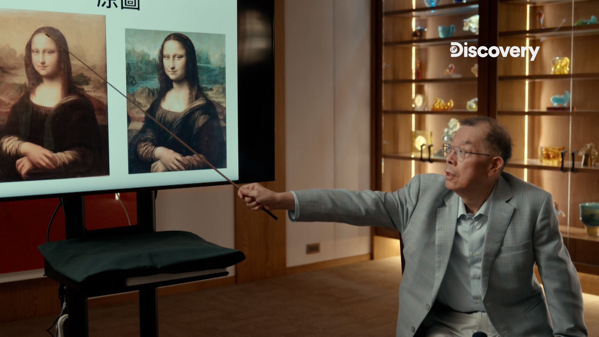 節目《謎樣蒙娜麗莎:喬宮多夫人》,請出黃崇仁博士比對兩版本《蒙娜麗莎》,提出證據指向年輕版亦出自達文西之手。(Discovery頻道提供)