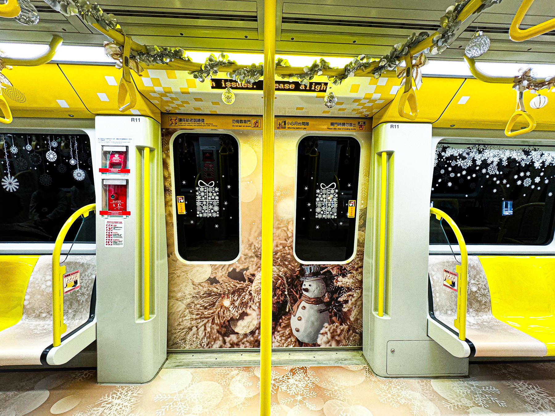 新北捷運將公共藝術變身暖光雪粼列車。(新北捷運公司提供)