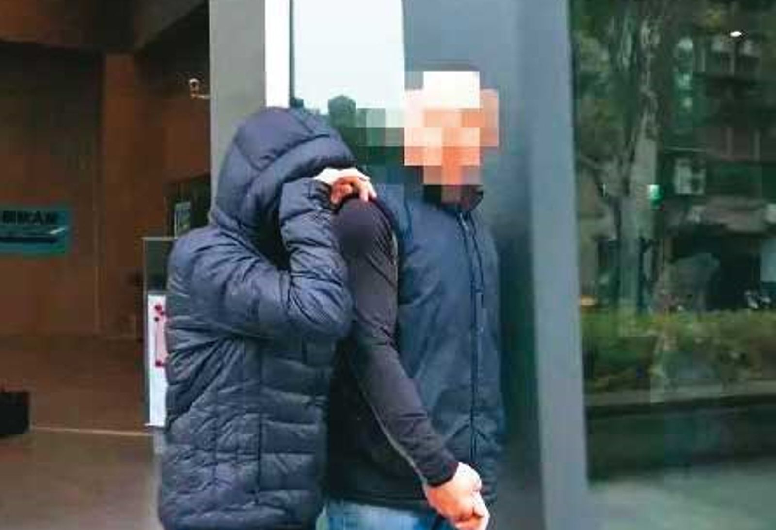 楊姓女子（左）涉嫌對澳洲男友下毒，被警方依重傷害罪嫌送辦。（圖／翻攝自三立新聞）