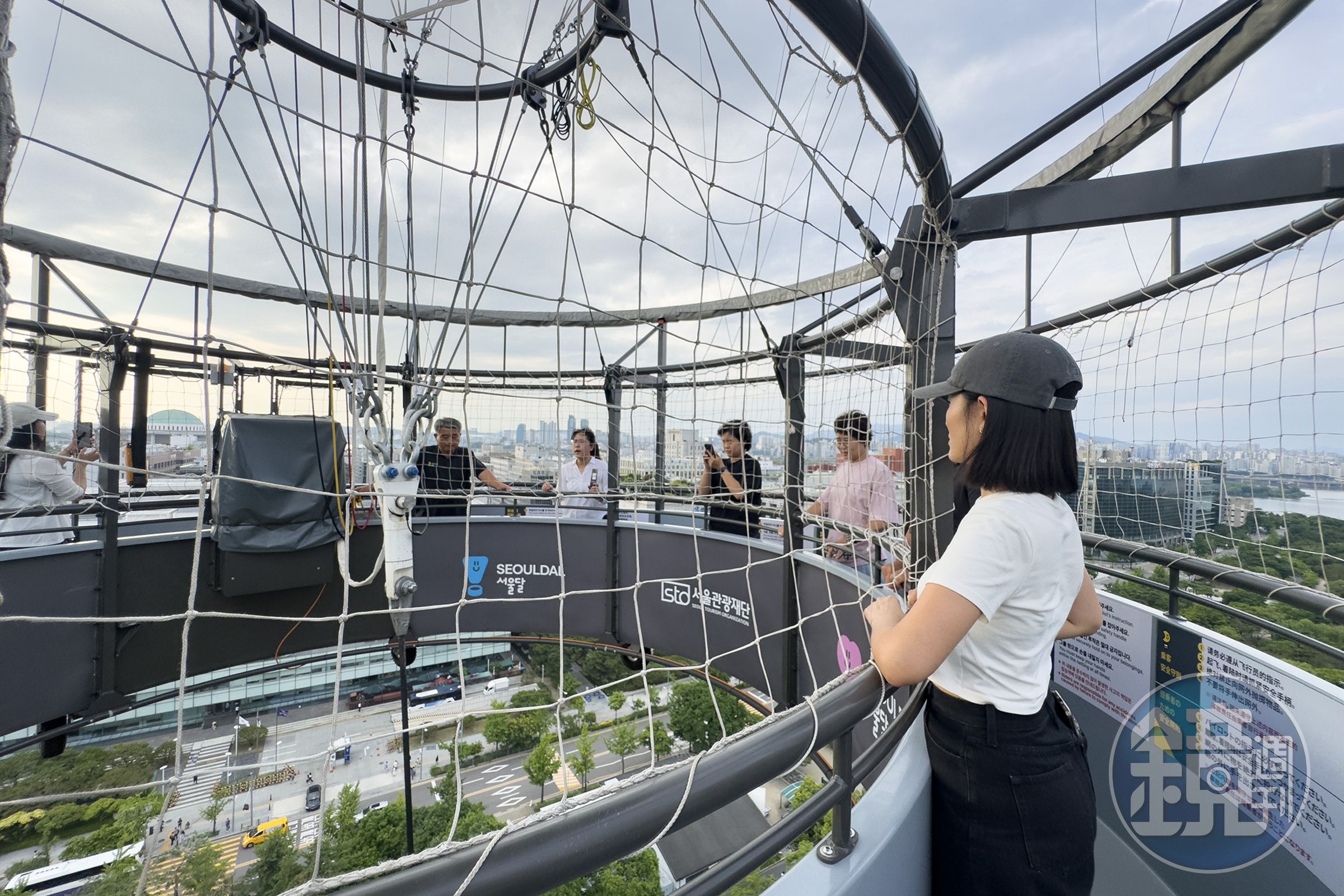 在熱氣球上，能以360度環景無死角的視野，感受到腳下城市宛如縮小為模型，這份超越物理界線的開闊感，令人對和平有了新的體悟。
