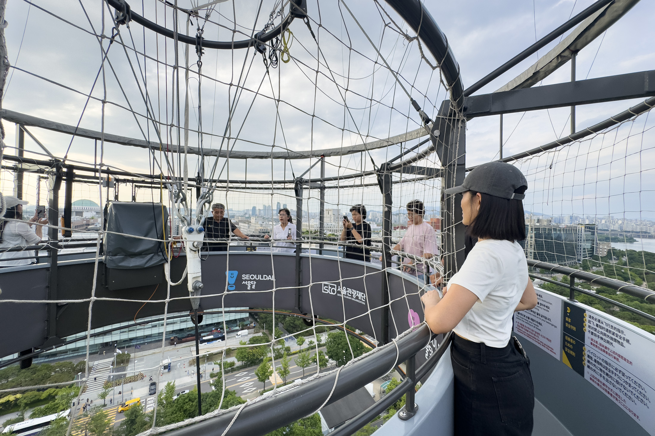 在熱氣球上，能以360度環景無死角的視野，感受到腳下城市宛如縮小為模型，這份超越物理界線的開闊感，令人對和平有了新的體悟。