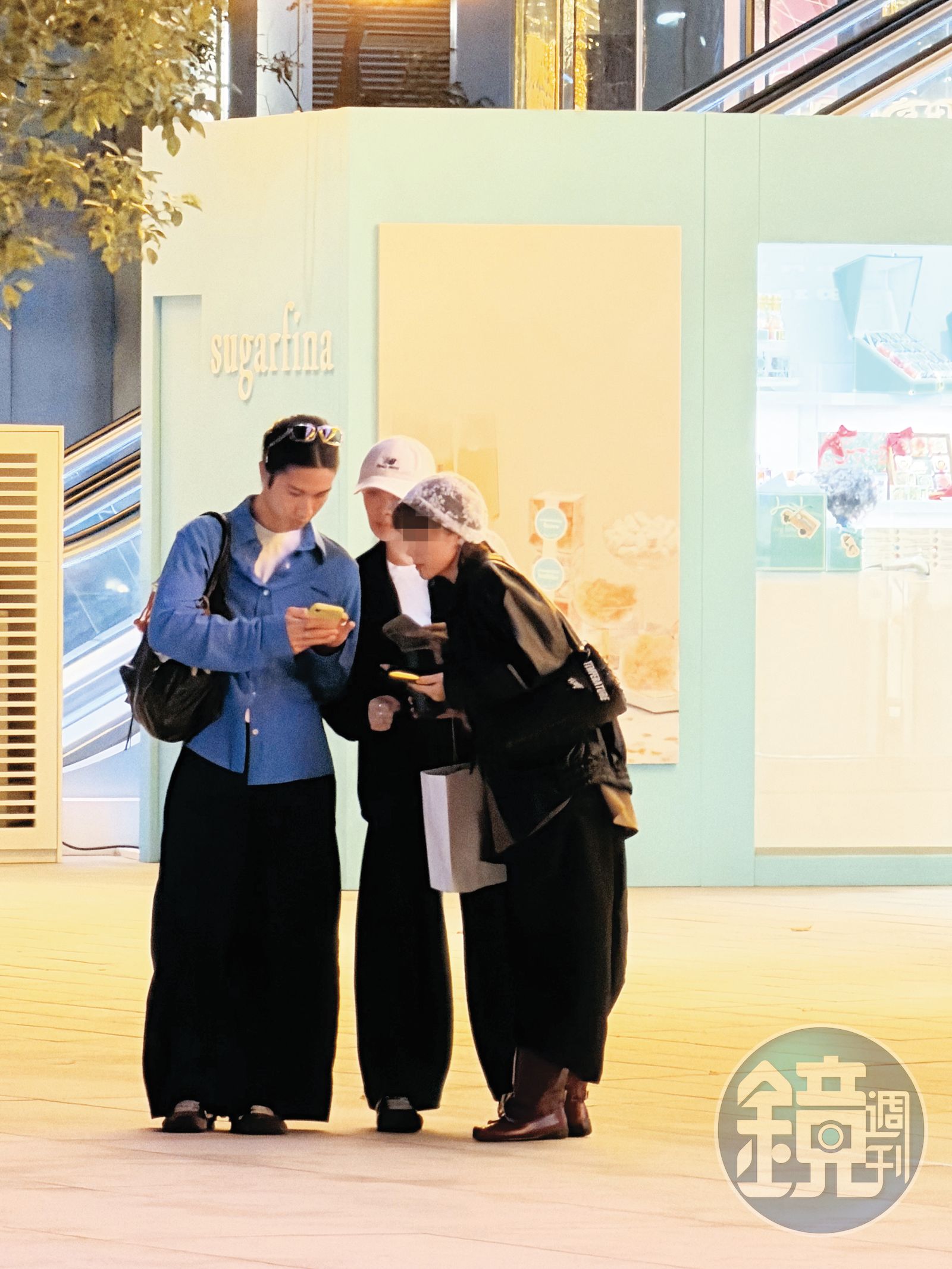 19：23 Ian（左）與魏如萱（中）幾乎是零偽裝，大方在街頭互動，偶爾與友人（右）討論事情