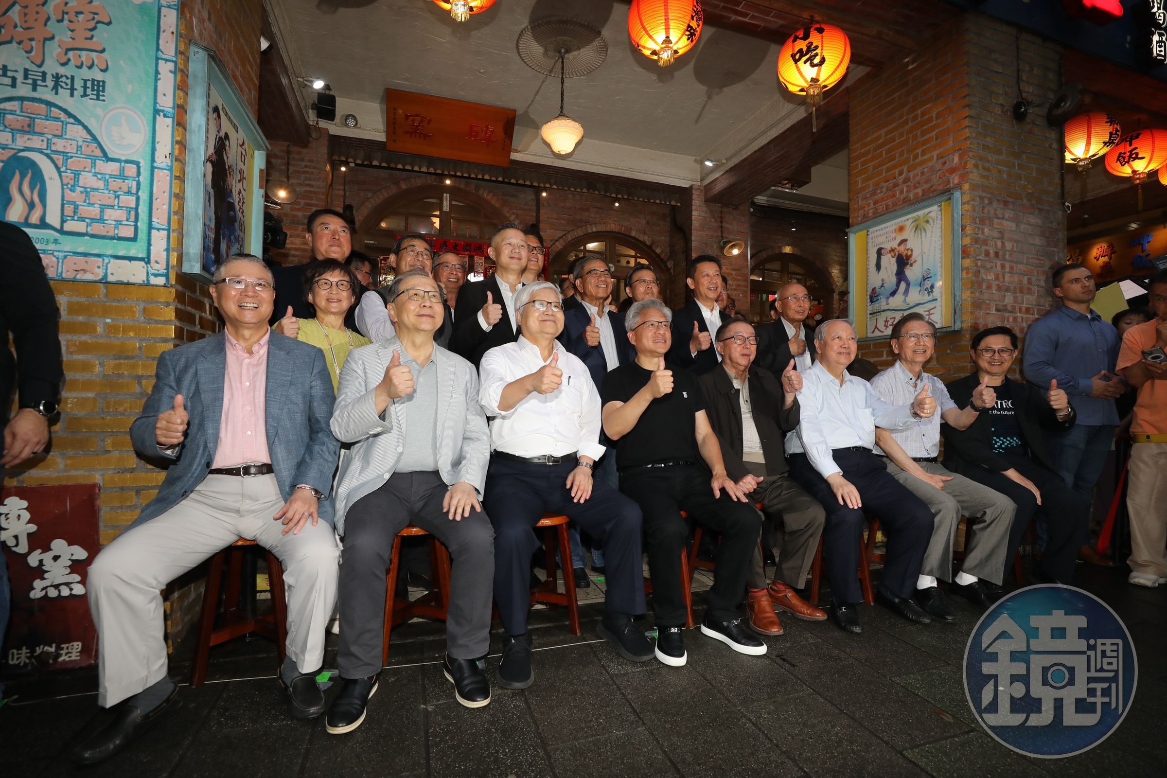 「兆元宴」正式用餐前,輝達創辦人黃仁勳邀請與會的科技大佬們開心拍照留念,成為「兆元宴」經典橋段。