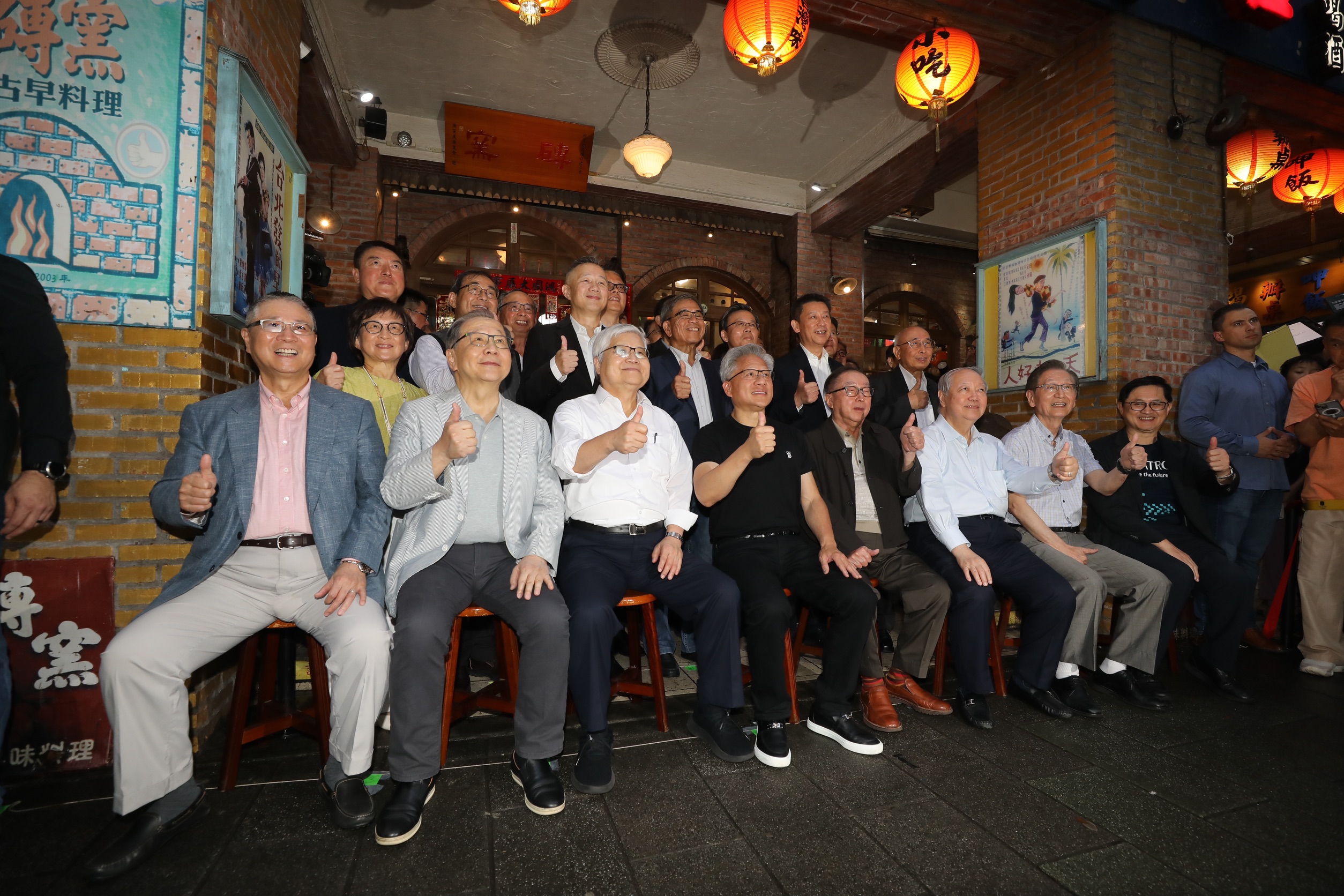 「兆元宴」正式用餐前，輝達創辦人黃仁勳邀請與會的科技大佬們開心拍照留念，成為「兆元宴」經典橋段。