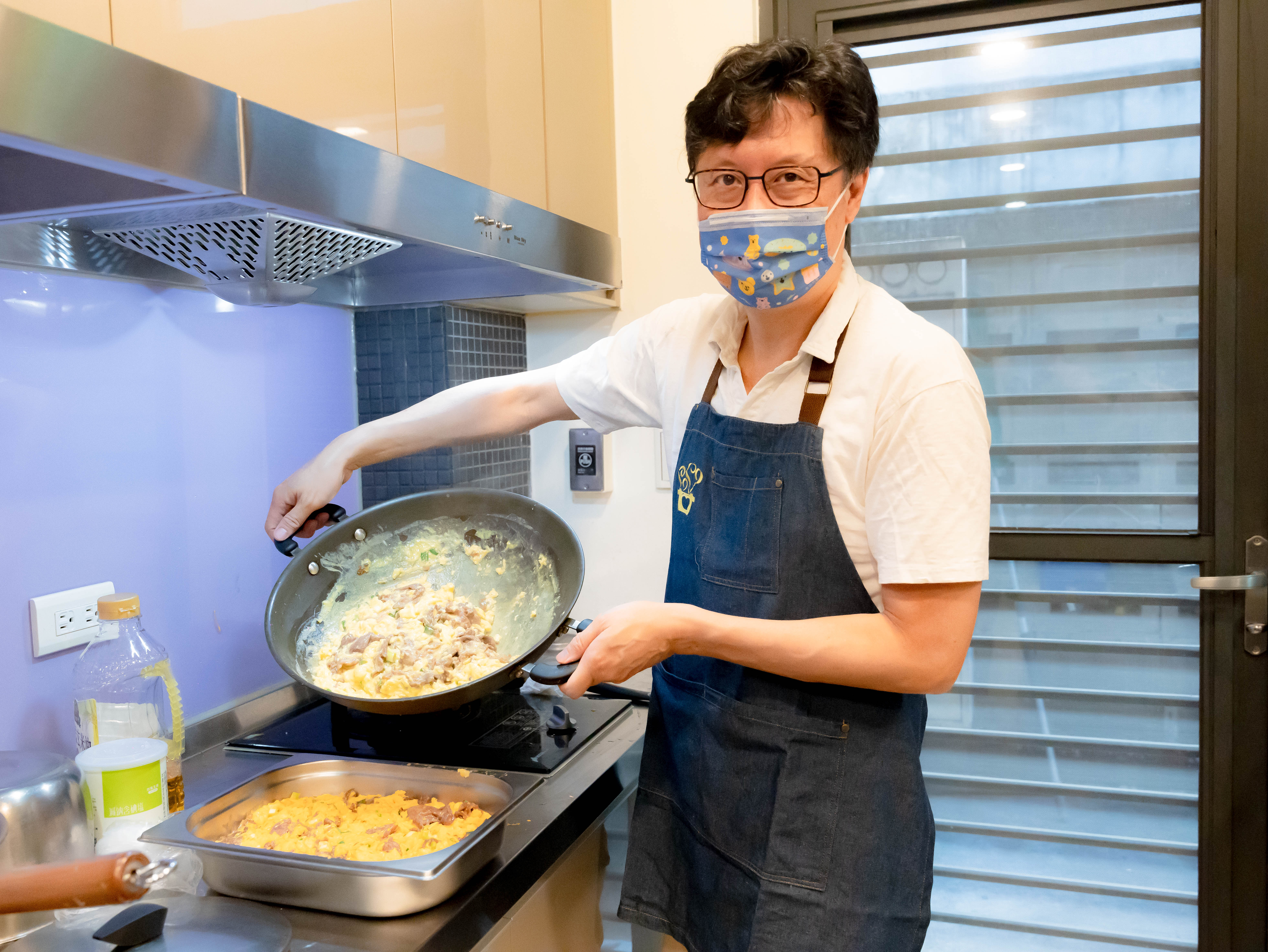 李昌霖負責料理的滑蛋牛肉完成,準備上菜!