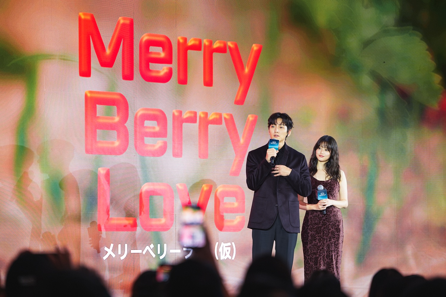 池昌旭（左）搭檔日本女星今田美櫻在新劇《Merry Berry Love》譜跨國戀。（Disney+提供）