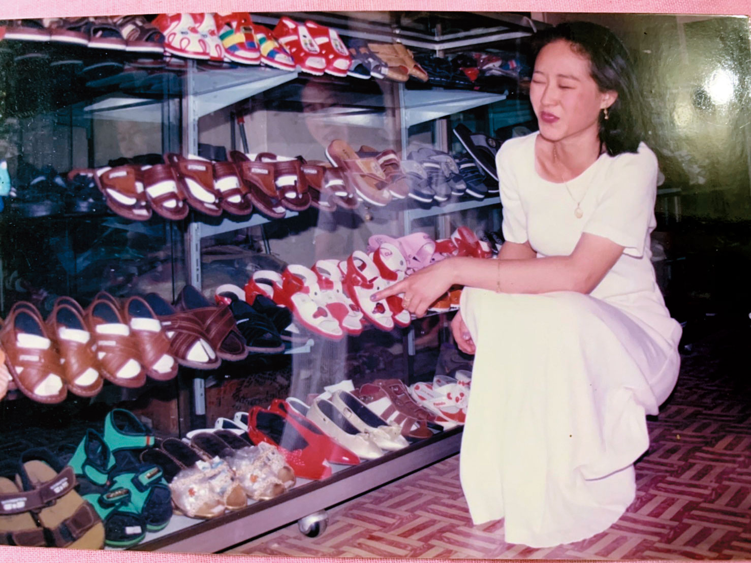 閃淑娟曾經學過裁縫，23歲時在緬甸開精品服飾店。（閃淑娟提供）