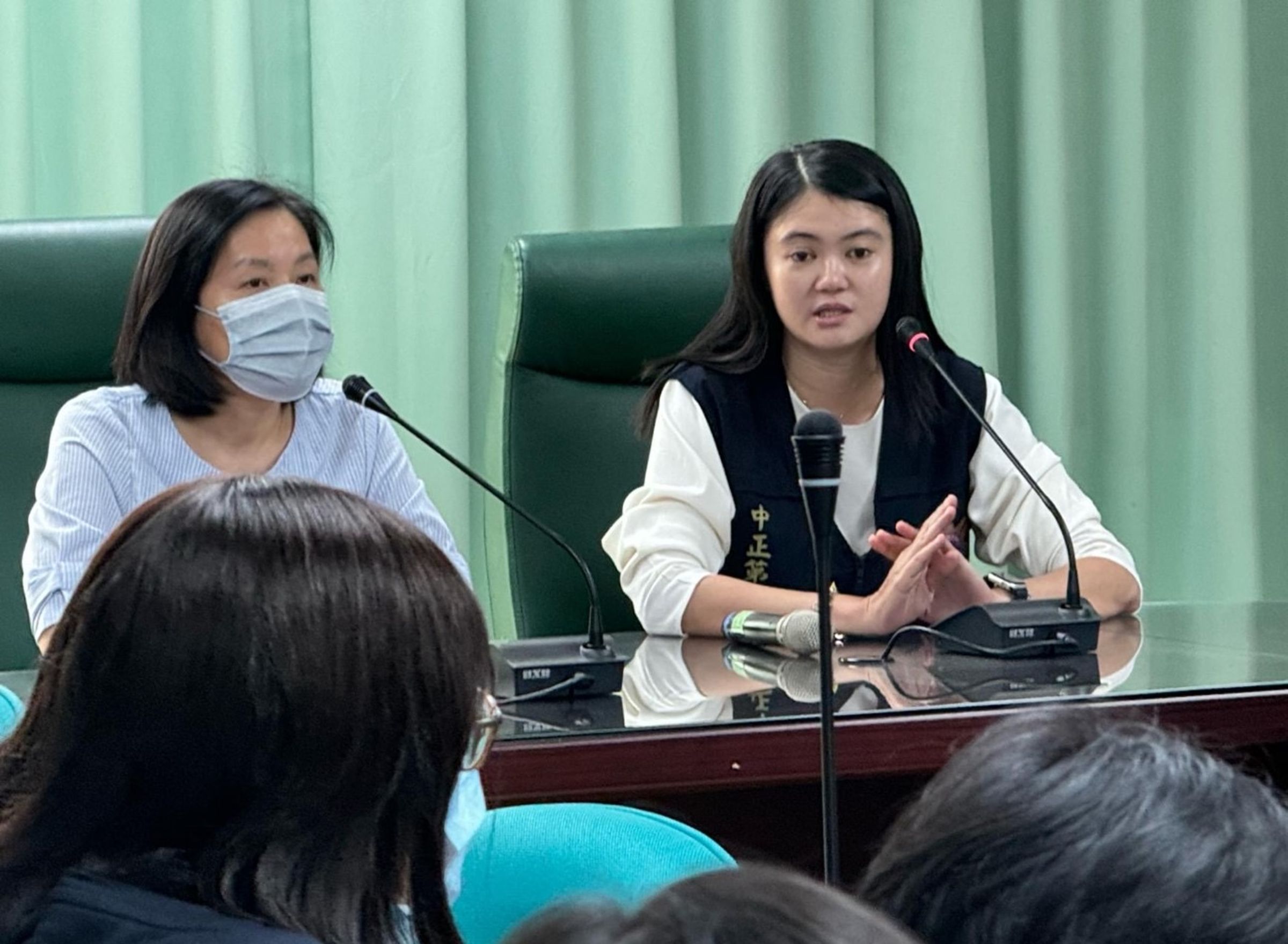 中正二分局偵查隊前往建成地政事務所宣導,成立「防詐互聯網」群組。(中正二分局提供)