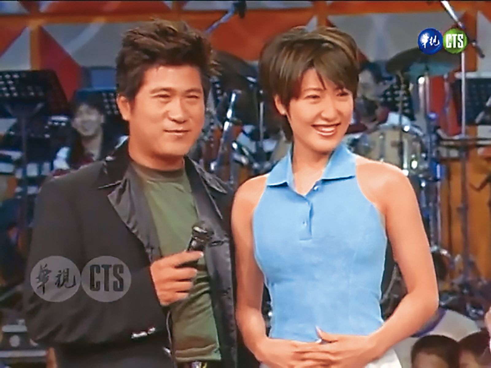 楊思敏（右）走紅後轉型為綜藝寵兒，頻頻在當紅綜藝如胡瓜（左）主持的《紅白勝利》等節目露臉