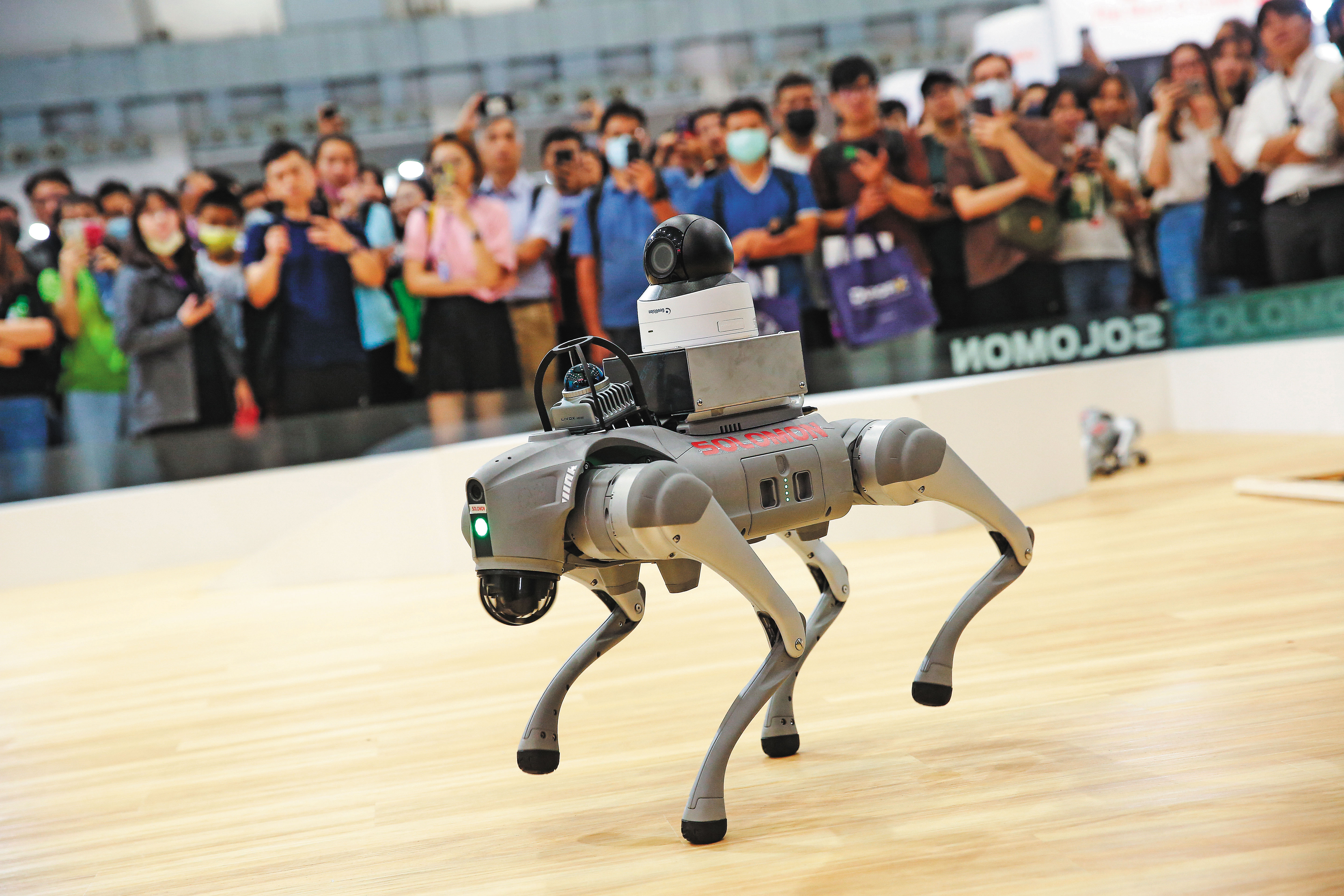 所羅門主攻AI視覺解決方案，今年在台灣機器人與智慧自動化展中，大秀「魯夫」機器狗應用。