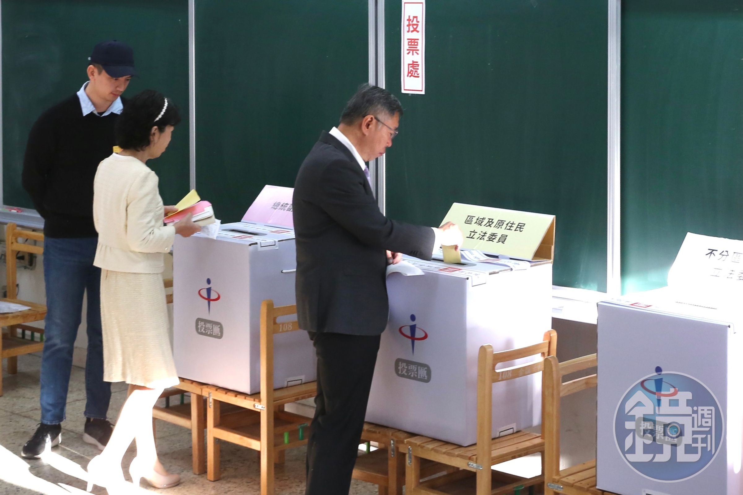 柯文哲和陳佩琪完成投票。