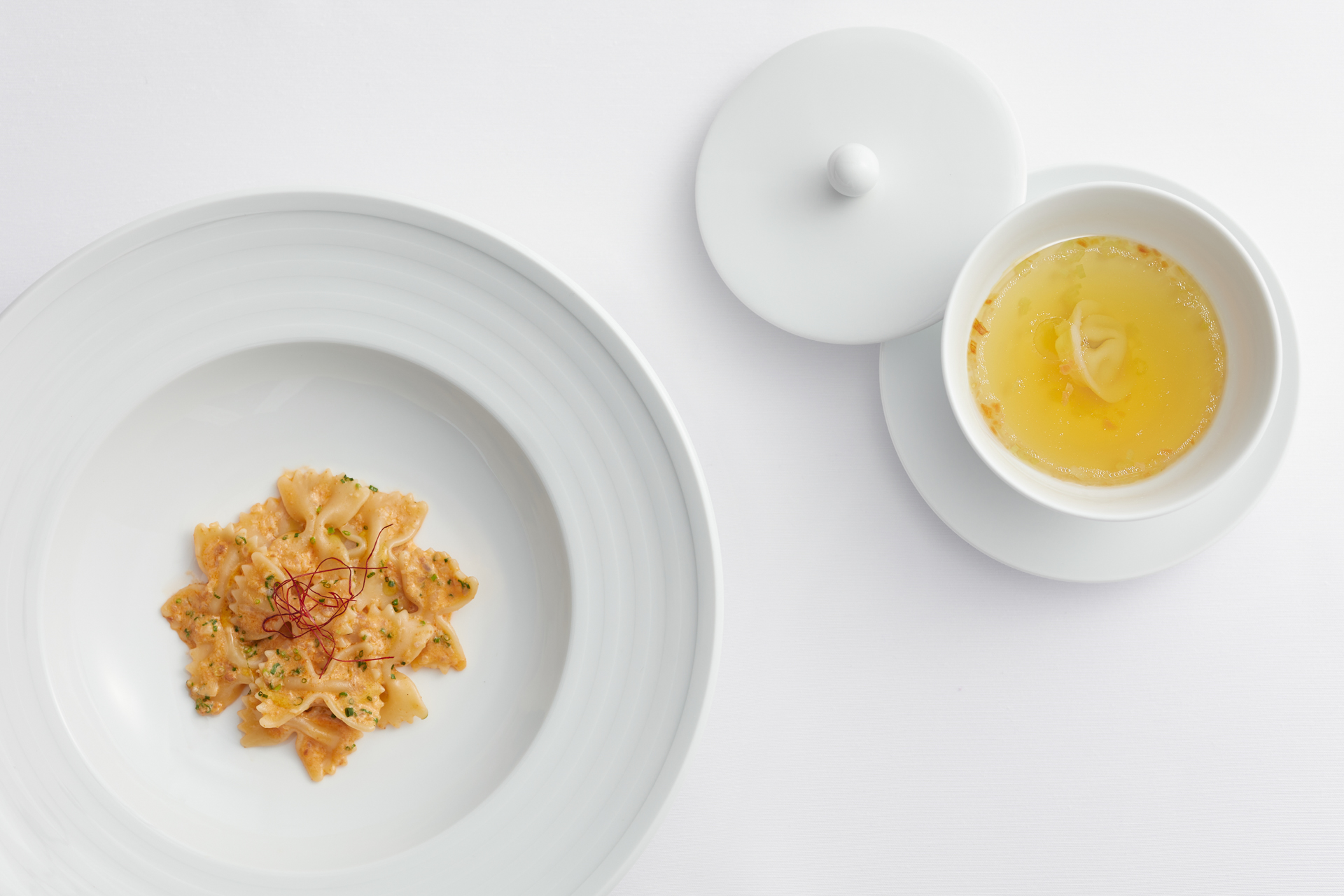「辣味烏魚子蝴蝶麵」蝴蝶結造型的義大利麵體Farfalle，呼應餐廳archi的logo意象。（archi 藝廚提供）