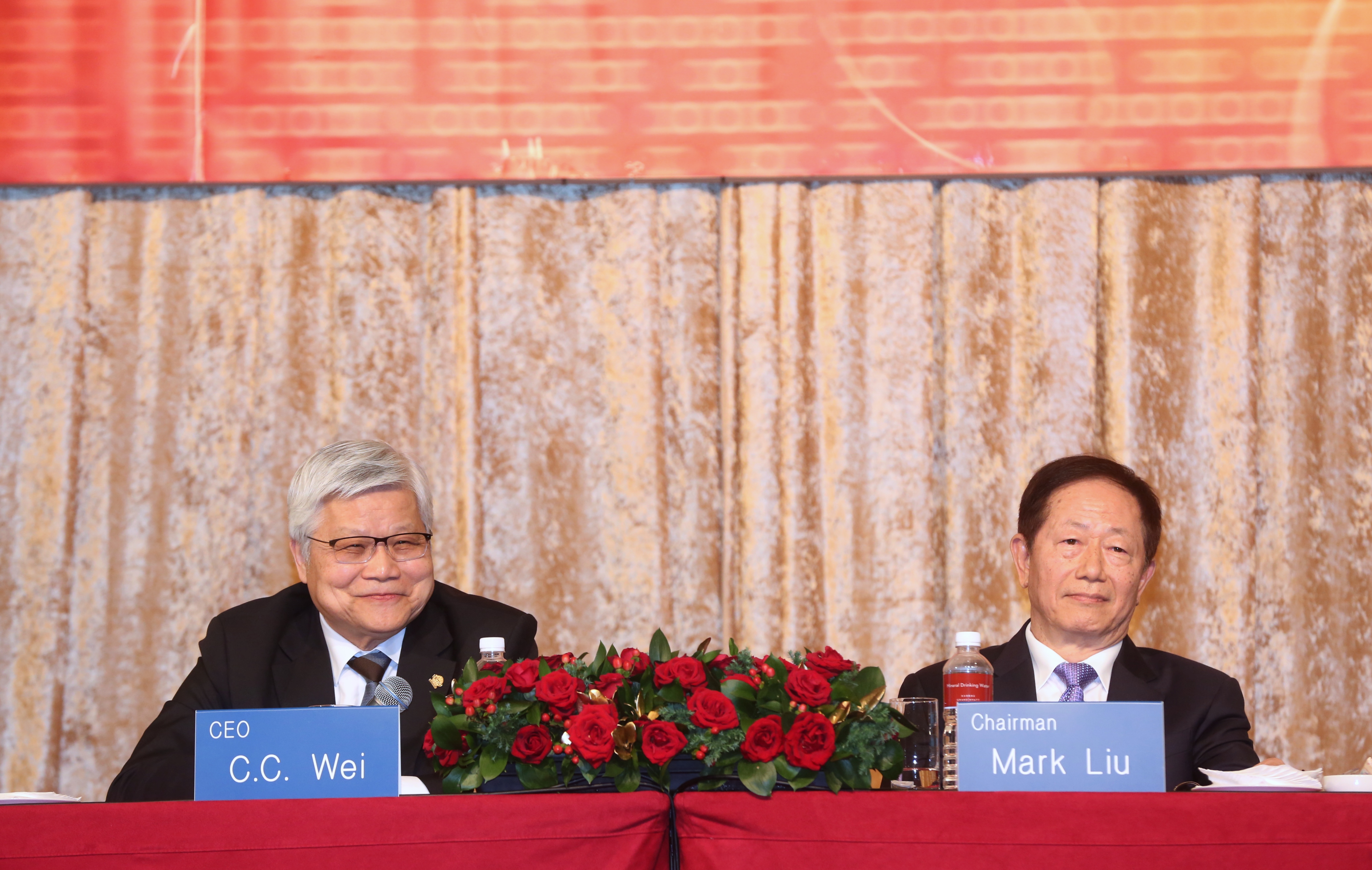 面對外資分析師詢問2奈米與英特爾的競爭狀況，台積電總裁魏哲家（左）信心十足說，台積電繼續保持技術領先。