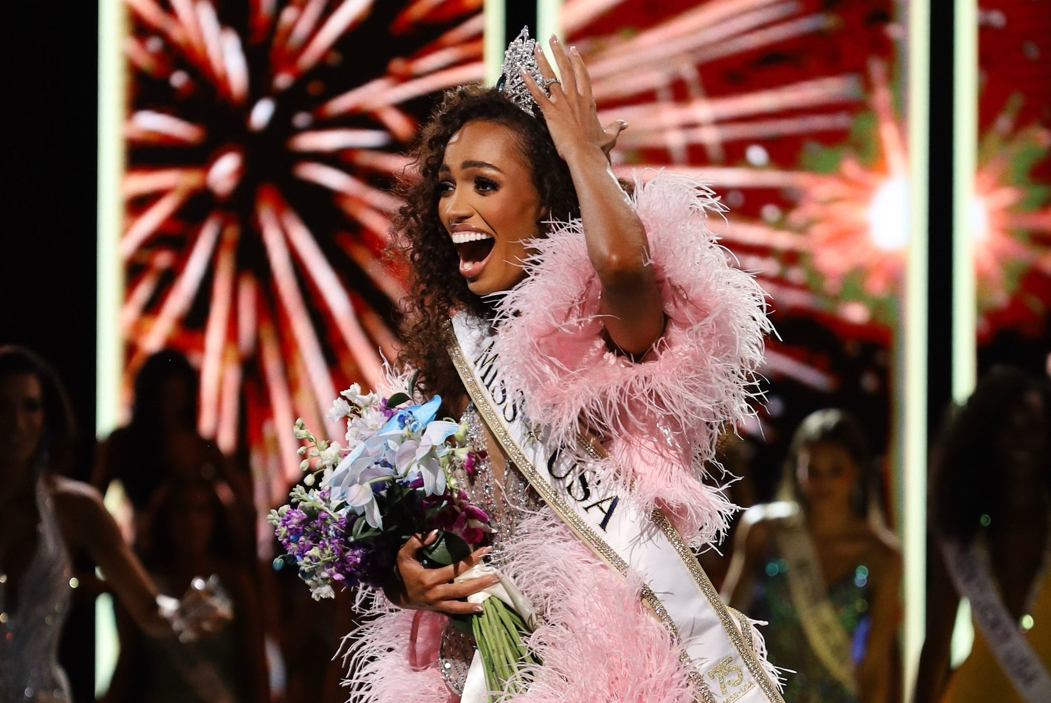 31歲賈斯特斯凱莉奪下2026年美國小姐冠軍,成為賽史75年來首位正式獲得后冠的已婚媽媽。(翻攝missusa IG)