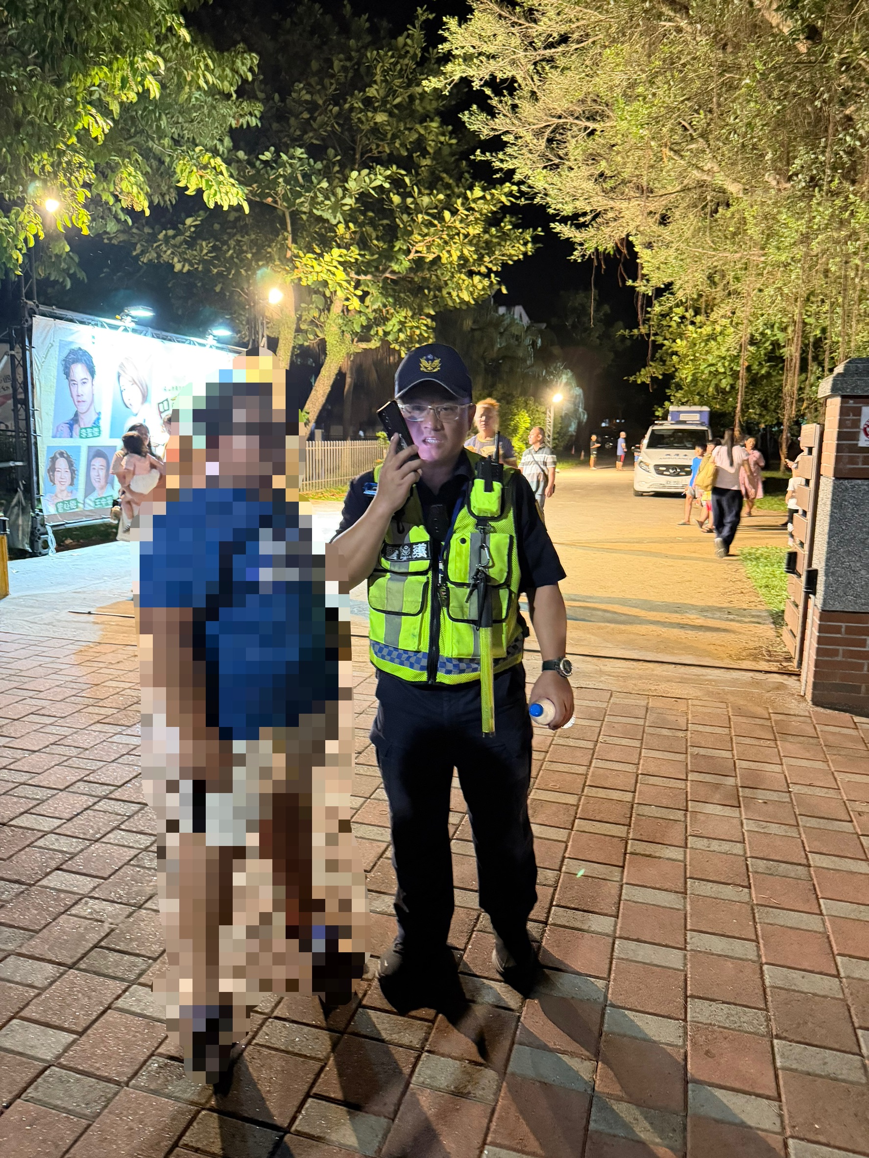 關山國小活動現場傳出２名孩童走失的小意外，所幸在員警協助下都順利回到家人身邊。（翻攝畫面）