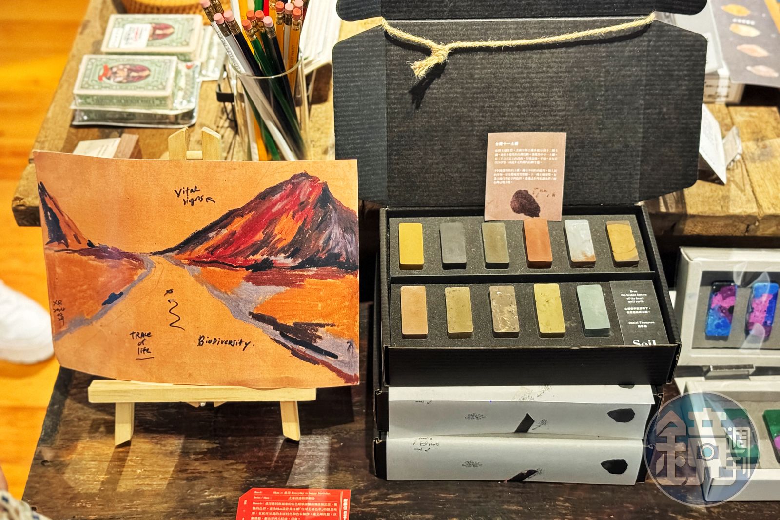 0km與產房合作的「Soil 土壤創造蠟筆組合」，特別設計的11種「台灣土壤色彩」的限量蠟筆禮盒。（圖／鏡週刊）