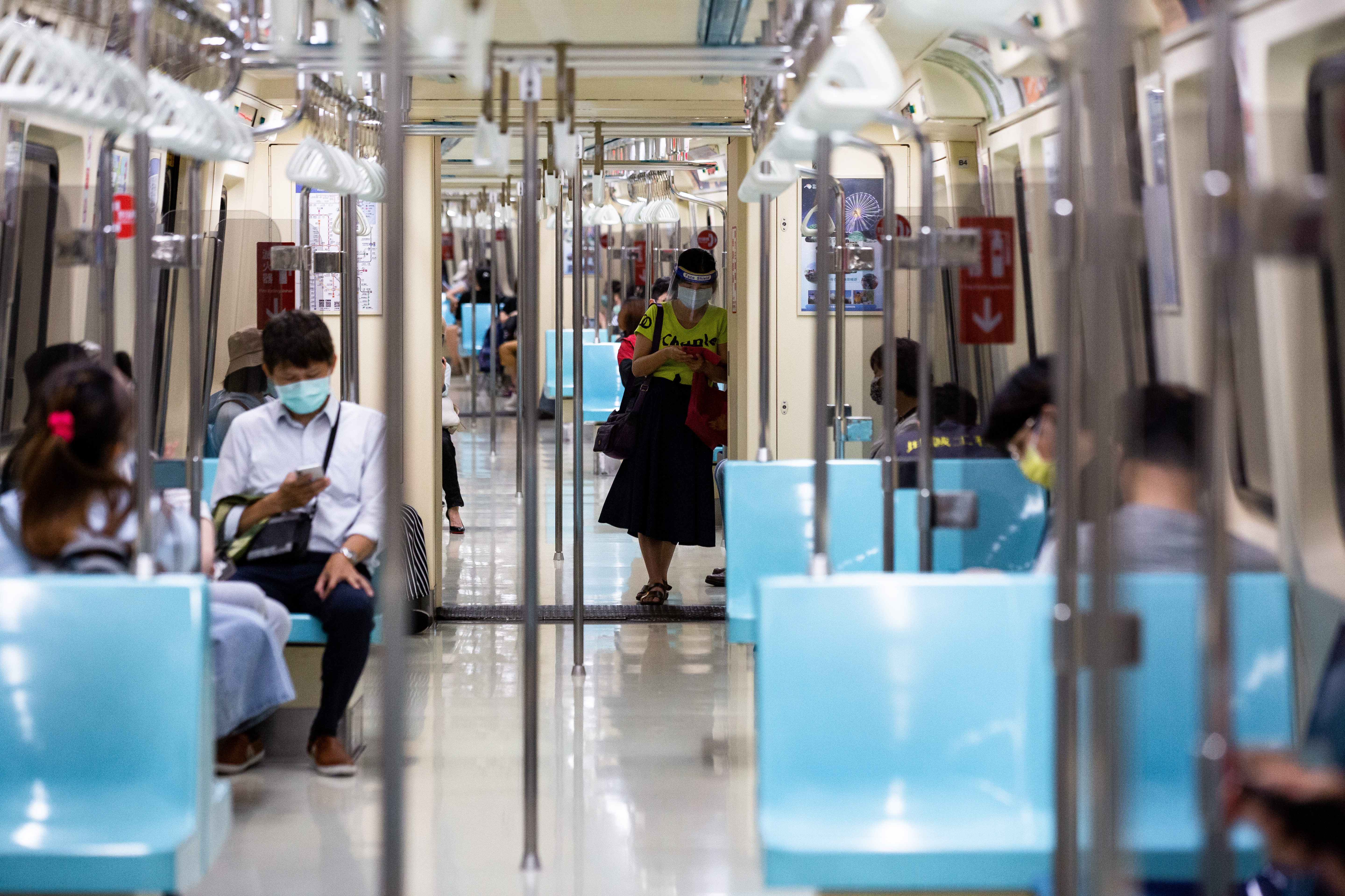 台北捷運今日下午景美站往松山方向列車，突然暫停於月台。（本刊資料照）