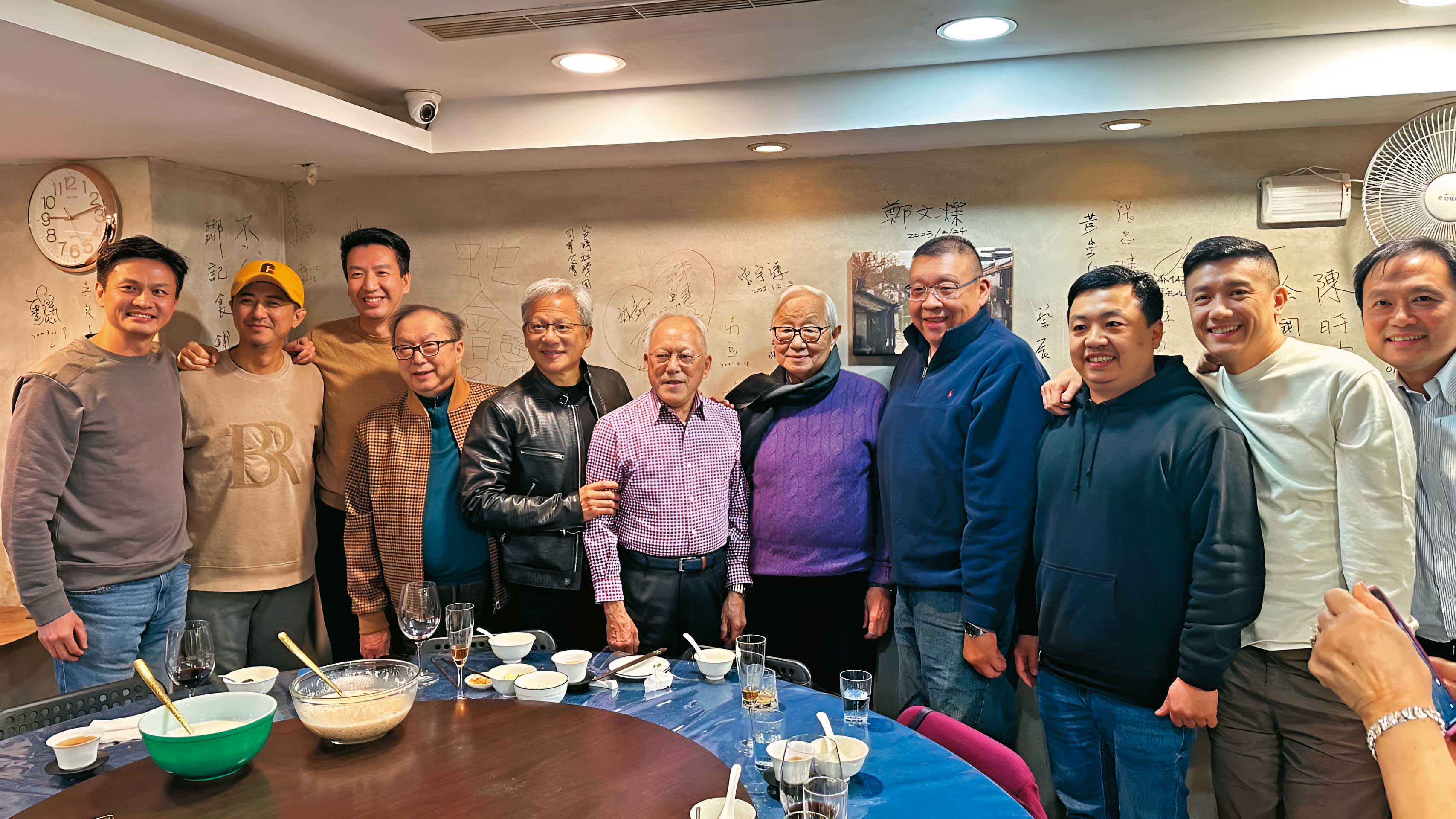 黃仁勳坦言,「這次來台最重要的任務,就是找台積電要產能支援、擴增AI晶片所需的先進封裝生產線。(翻攝鄒記食鋪臉書)