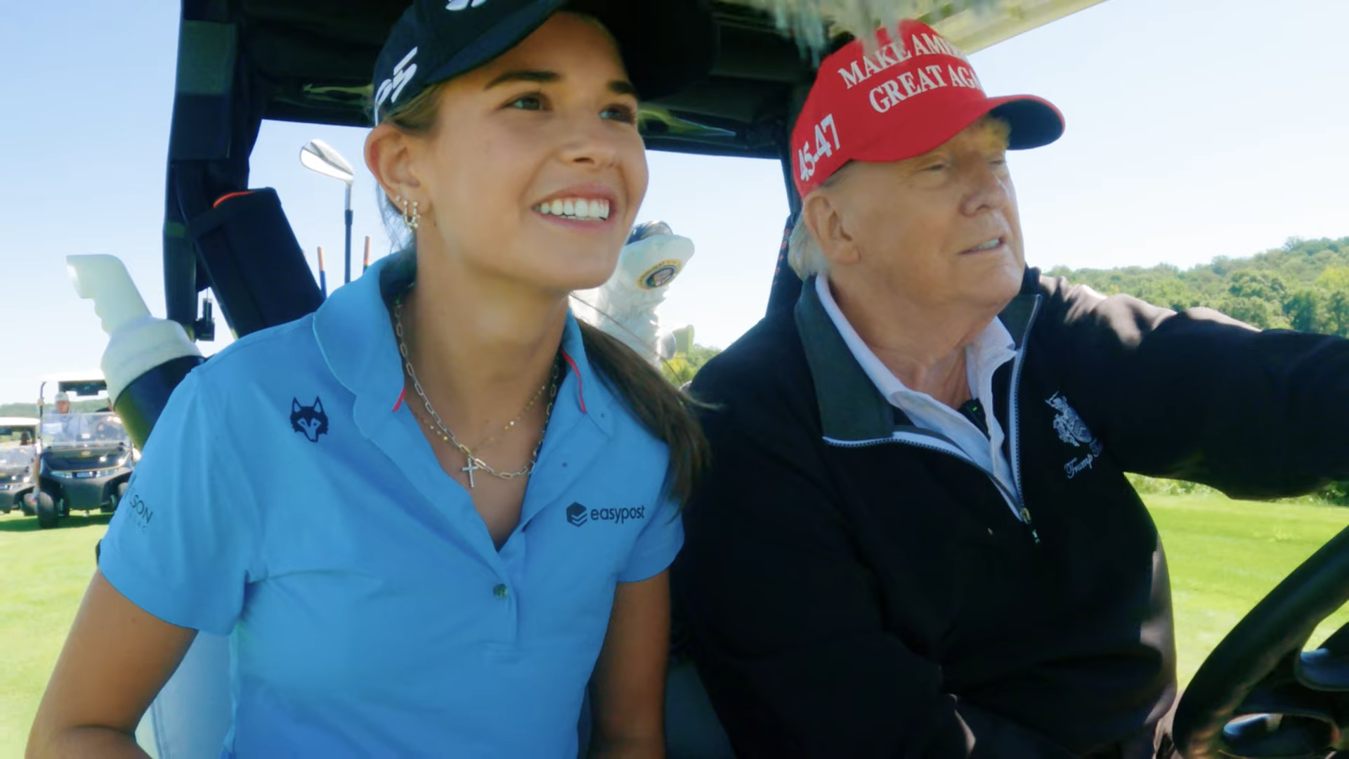 川普開高爾夫球車，跟凱伊打球、聊人生。（翻攝Kai Trump YouTube頻道）