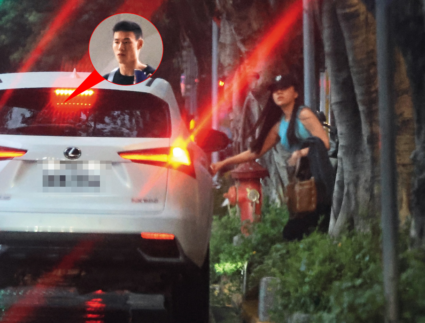 6月1日17：43，蔡尚樺出門（右），由林秉聖（箭頭處）接送，可見兩人交往已成事實，也讓當初蔡尚樺與原本男友交大仔仔11年情變原因更明朗化。