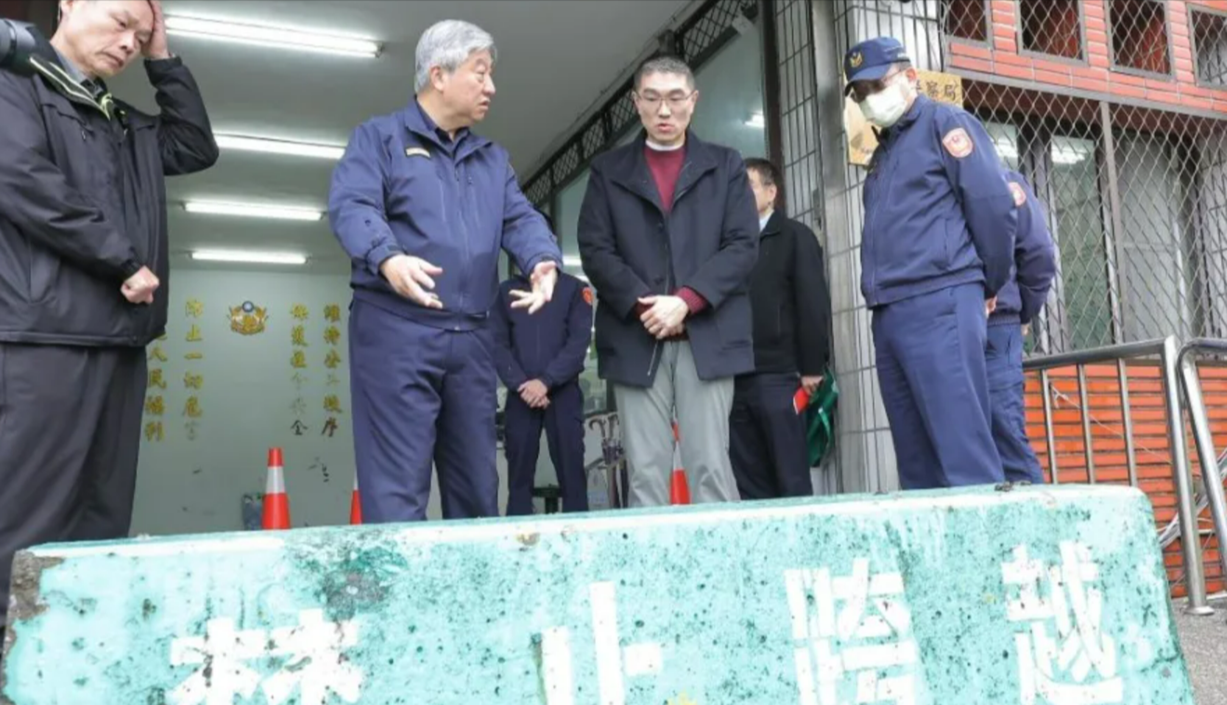 警察局已經在八堵分駐門口設置防撞石墩作為阻絕設備,謝國樑對此表示肯定。(基隆市政府提供)