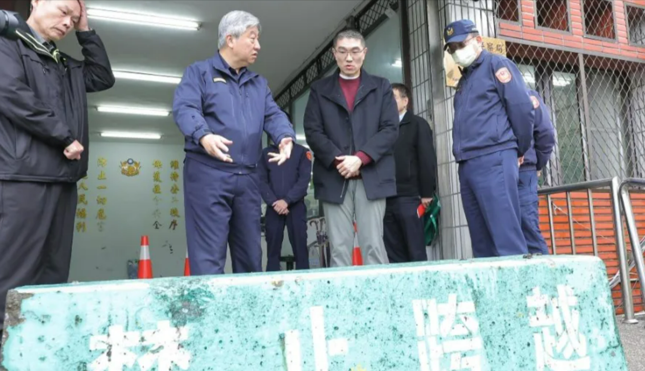 警察局已經在八堵分駐門口設置防撞石墩作為阻絕設備，謝國樑對此表示肯定。（基隆市政府提供）