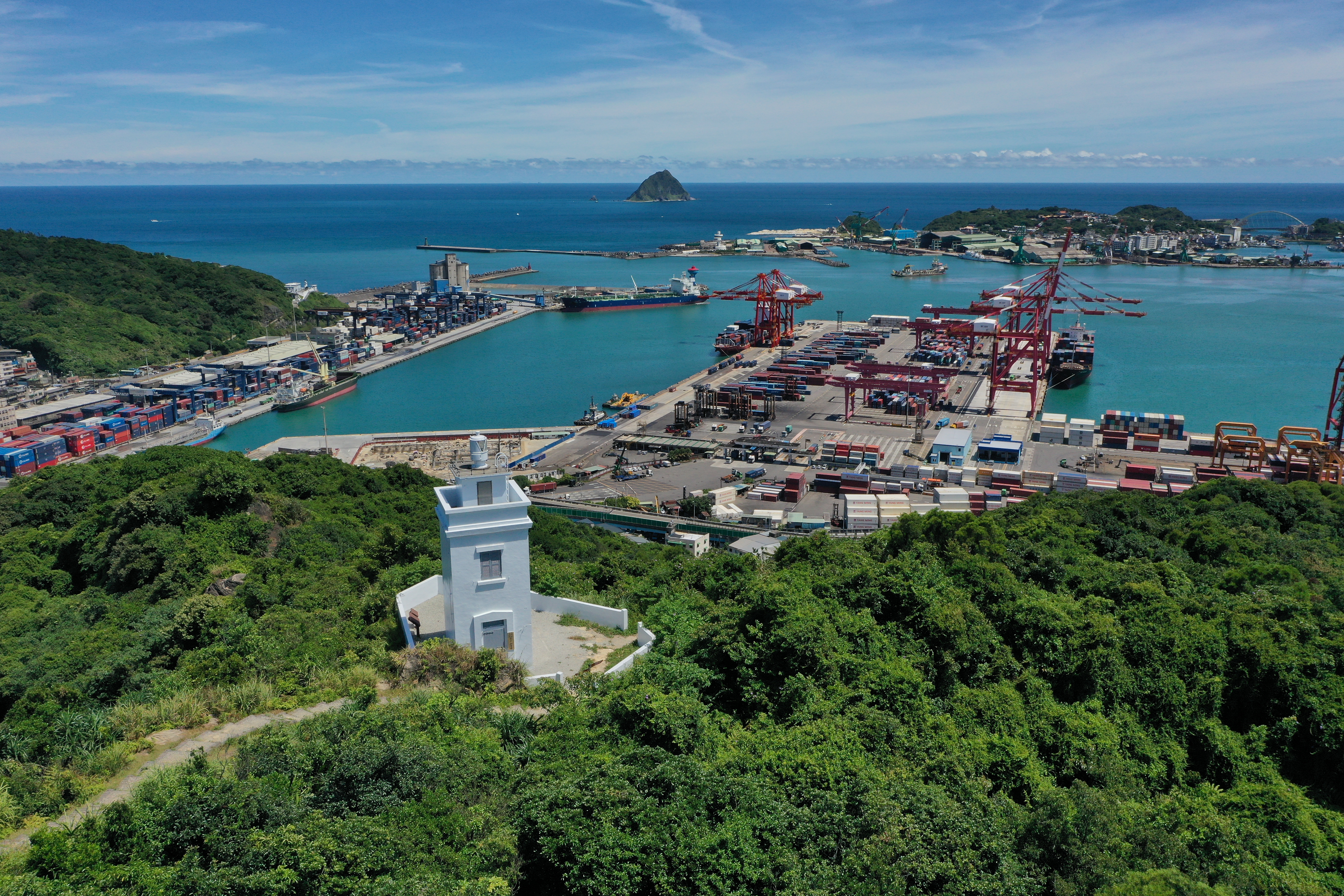 從球子山燈塔可眺望基隆嶼、白色燈塔,港口美景一次收錄。