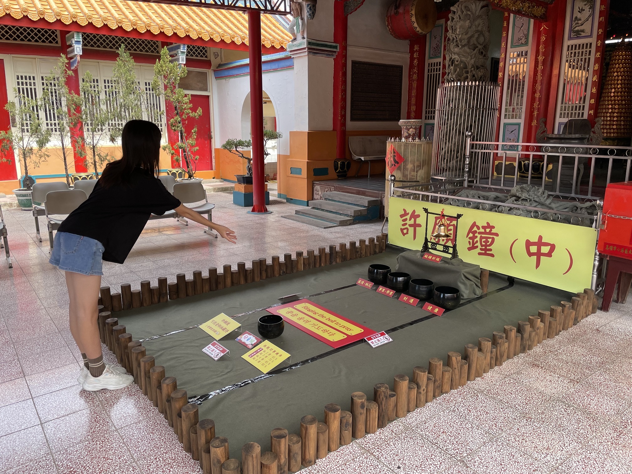 高雄西子灣「靈興殿 十八王公廟」舉辦「尋找文昌星、武狀元」活動，邀學子在廟內的「許願鐘」進行投準敲鐘添好運。（靈興殿十八王公廟提供）