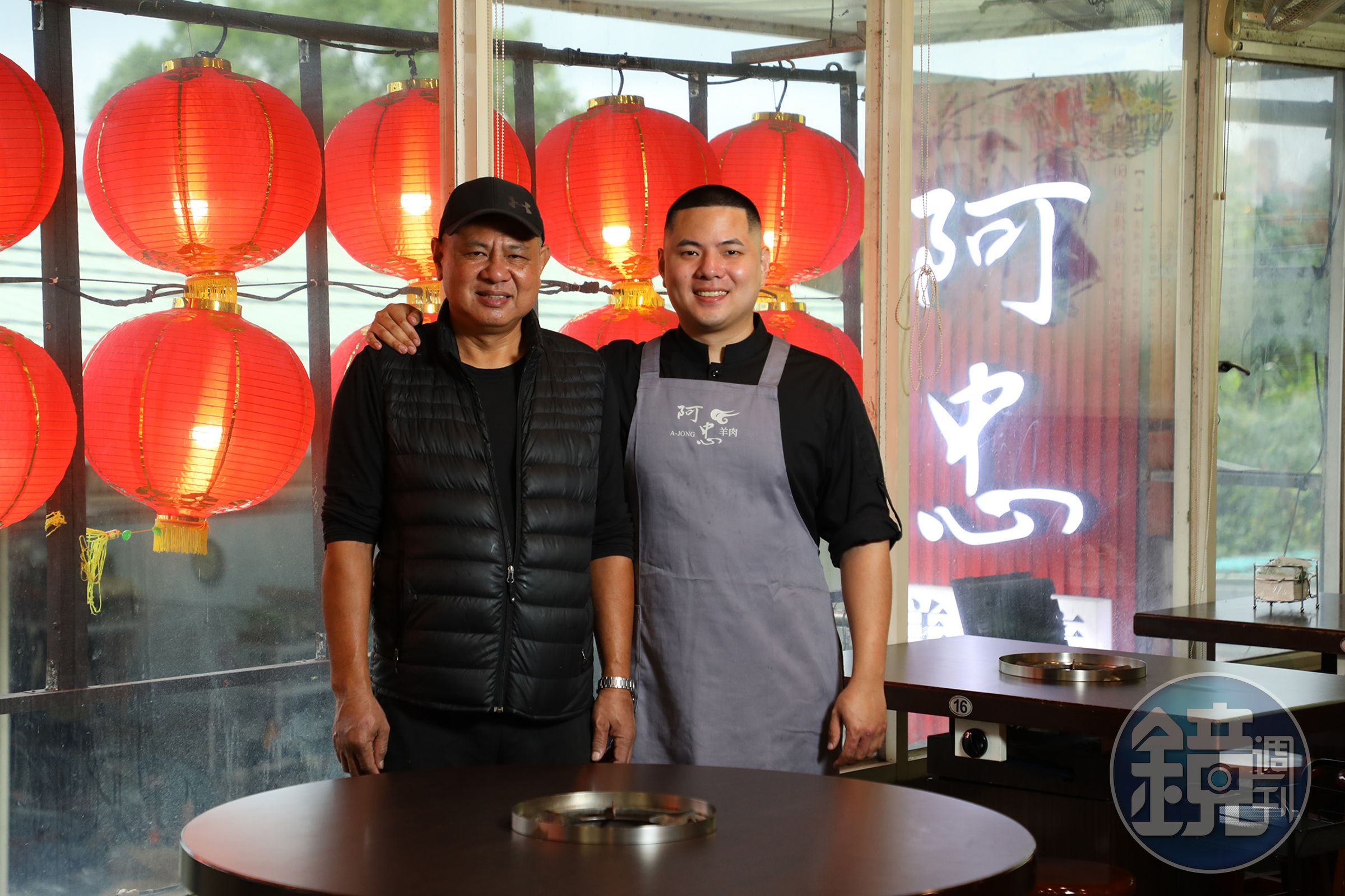 二代老闆阿愷（右）與爸爸（左）一起經營溫體羊肉店，火鍋與熱炒是兩大強項。