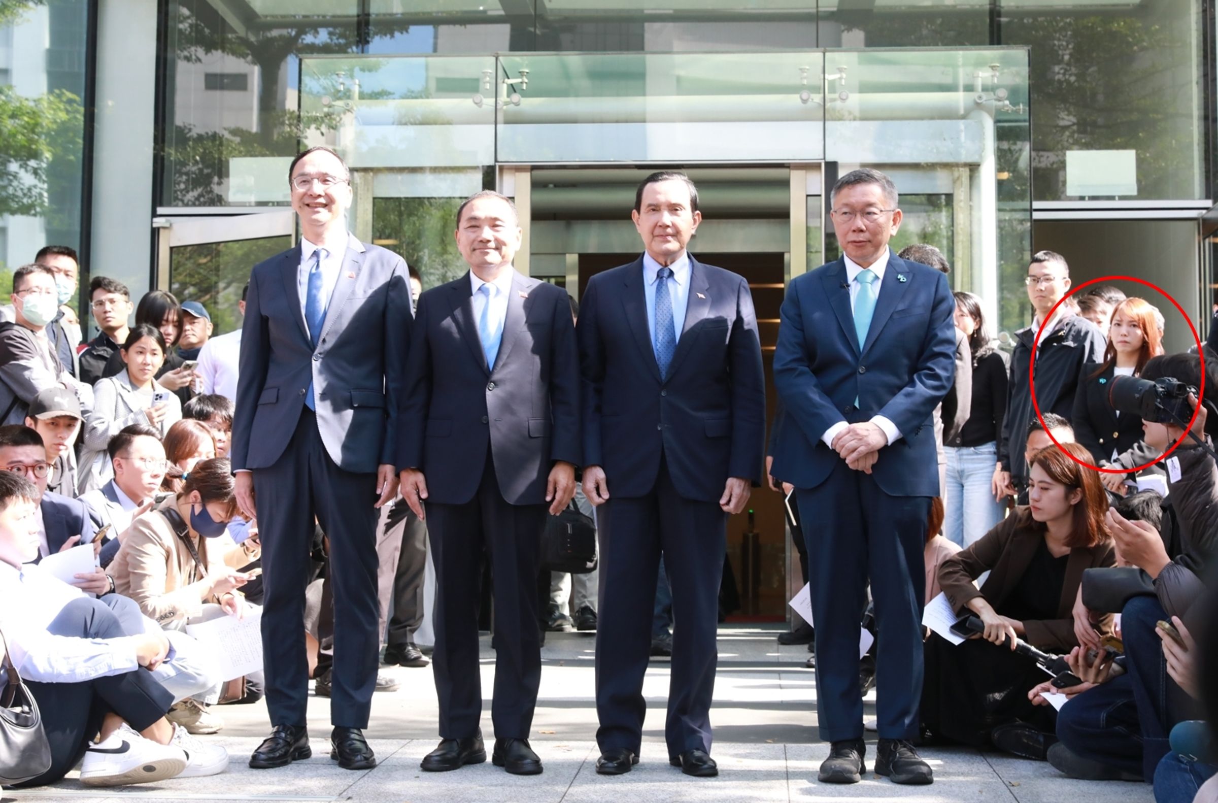 當柯、朱、侯、馬4人共同步出協商會場後,可以看見柯身邊的幕僚個個臉色鐵青。(紅圈處為柯辦發言人陳智菡)
