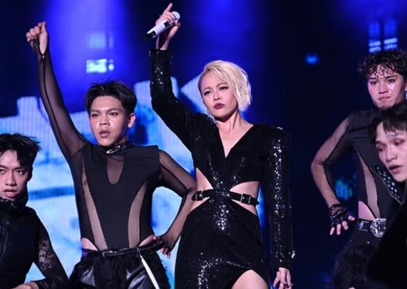 歌后戴愛玲在台東跨年演唱會舞台上，邊唱歌邊吃葡萄，被粉絲捕捉下趣味畫面，引發網友熱議。（翻攝自ig/_princess.ai）