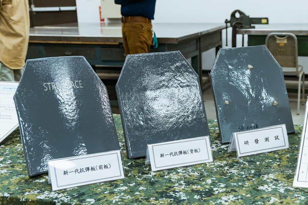 國軍新款抗彈板，重量輕防護效果更佳。（翻攝軍聞社；青年日報提供）