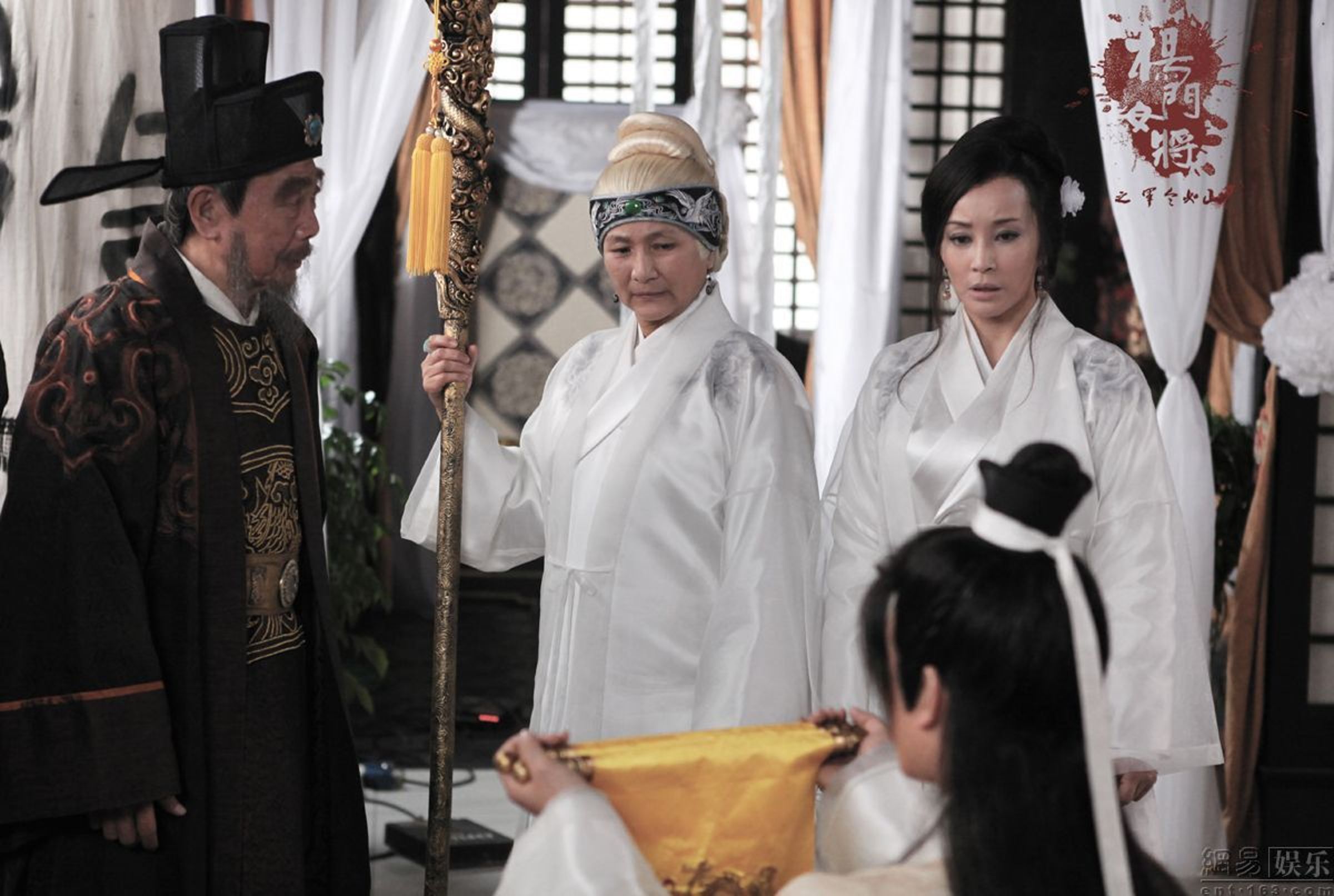 在《楊門女將之軍令如山》中鄭佩佩飾演佘太君，張柏芝則飾演她的孫媳婦穆桂英。（網路圖片）