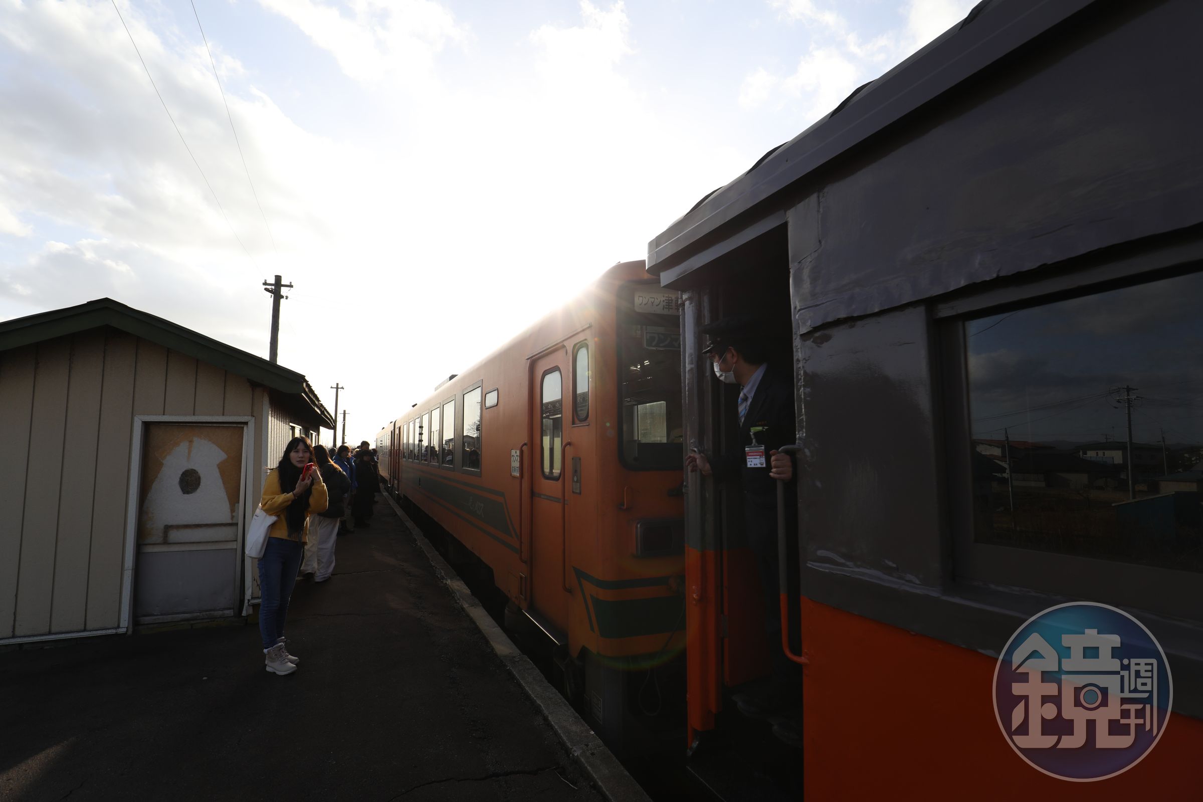 列車緩緩到站,迎接乘客上車。
