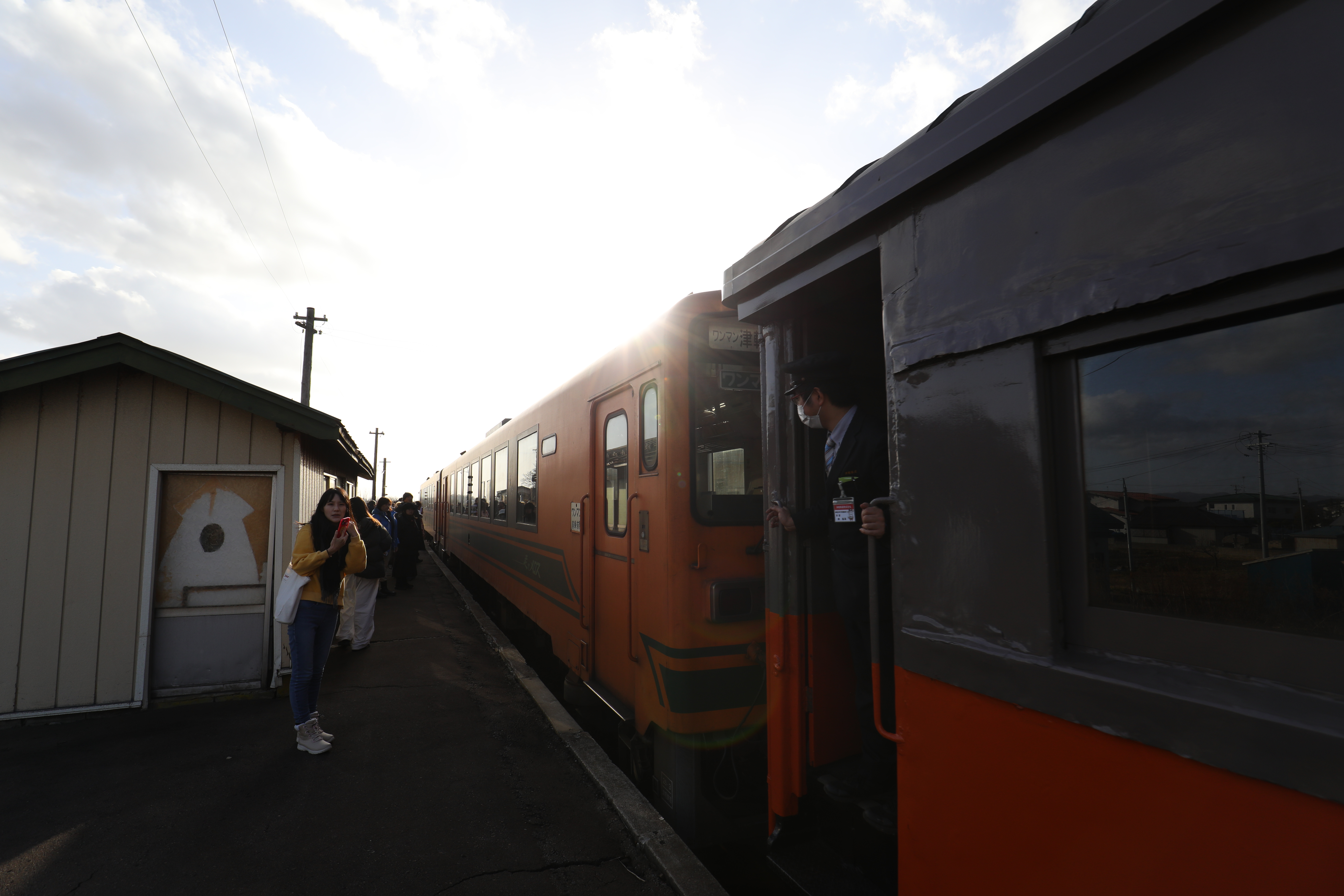 列車緩緩到站,迎接乘客上車。