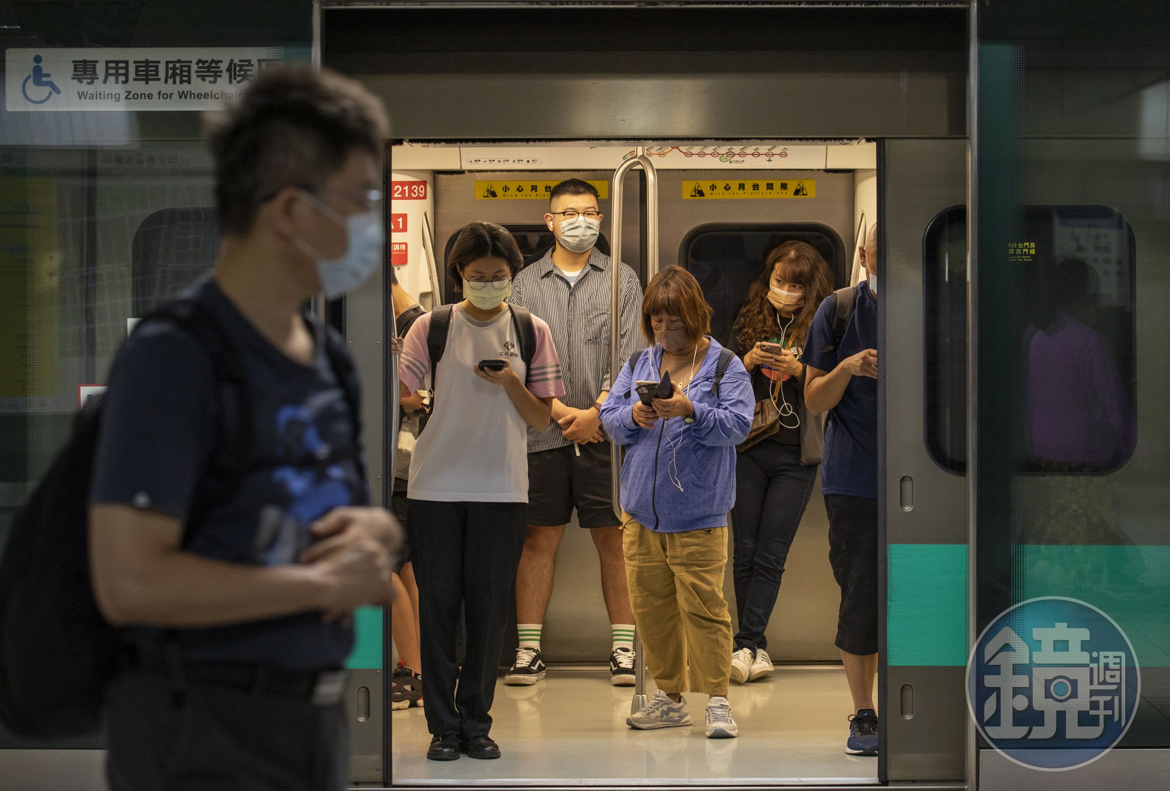 新冠肺炎疫情再度升溫,光是單週就診數就來到1.9萬人次,疾病管預估國內疫情會在6月中下旬達高峰。(示意圖,本刊資料照)