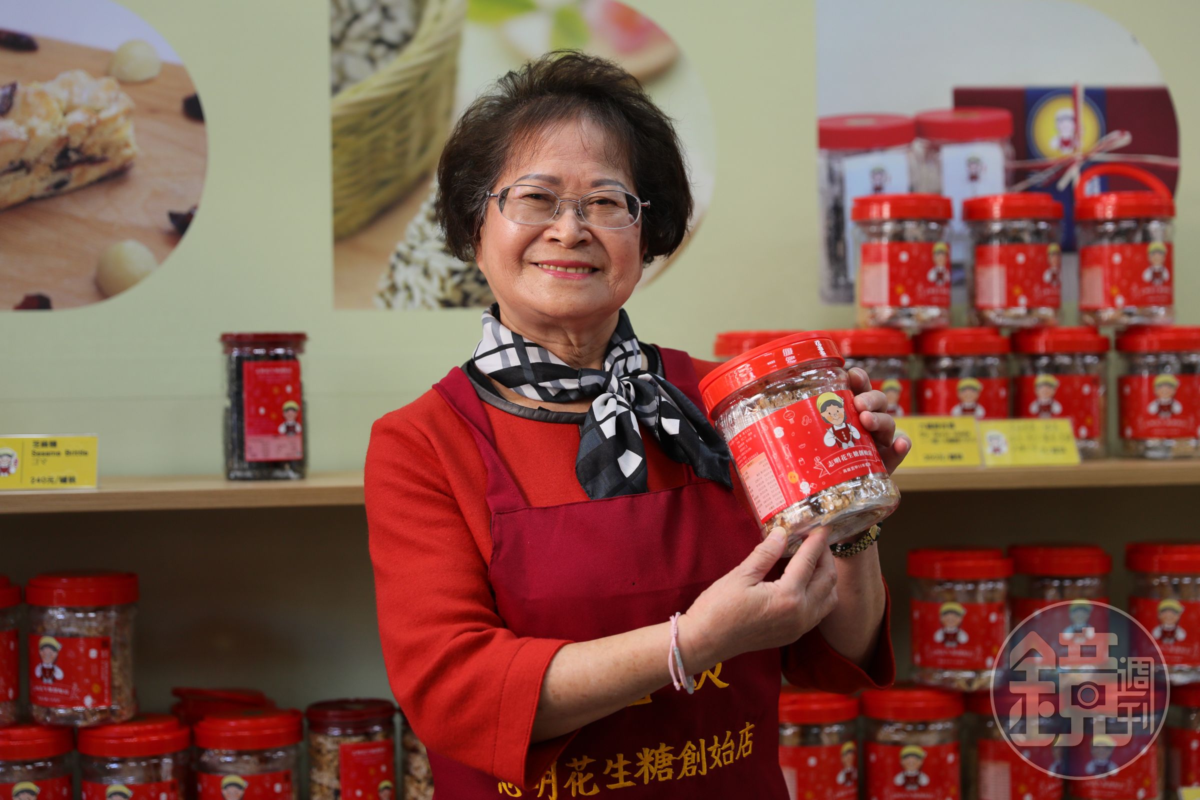 76歲的米香姨依然閒不下來，不是在招呼客人，就是在拌炒花生，活力滿滿。