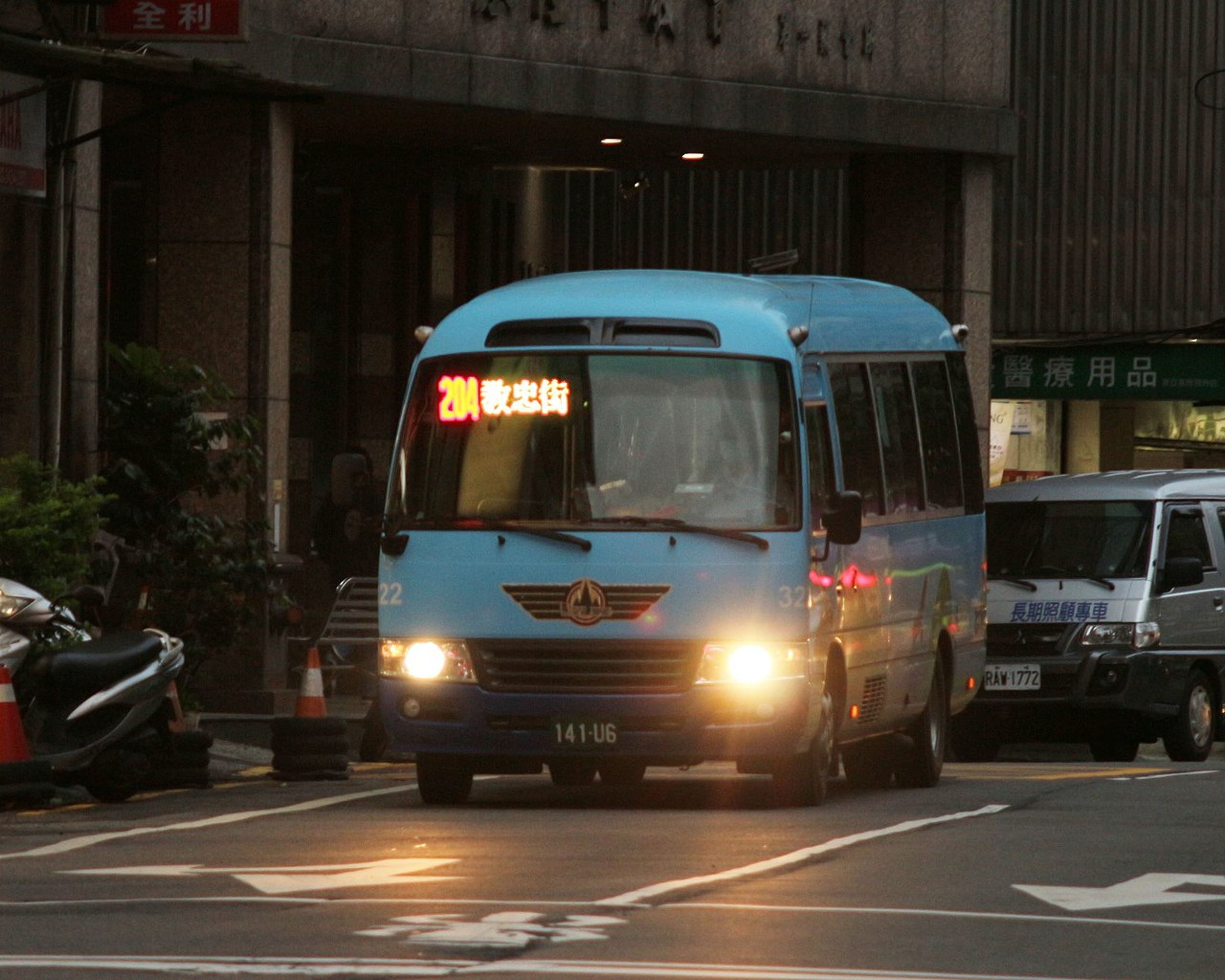 一名女乘客7月搭乘基隆204路線公車,小腿遭座椅下的鐵片二度刮傷。(公車示意圖,翻攝自維基學院)